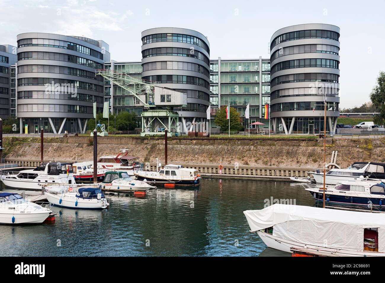 Fünf Boote, Bürohäuser, Marina, Duisburg, Innenhafen Stockfoto
