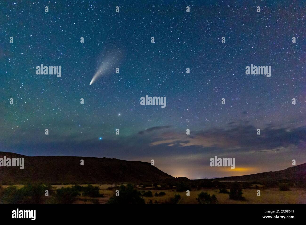 Komet Neowise im Sternenhimmel über der Wüste, nahe Moab Utah, USA Stockfoto
