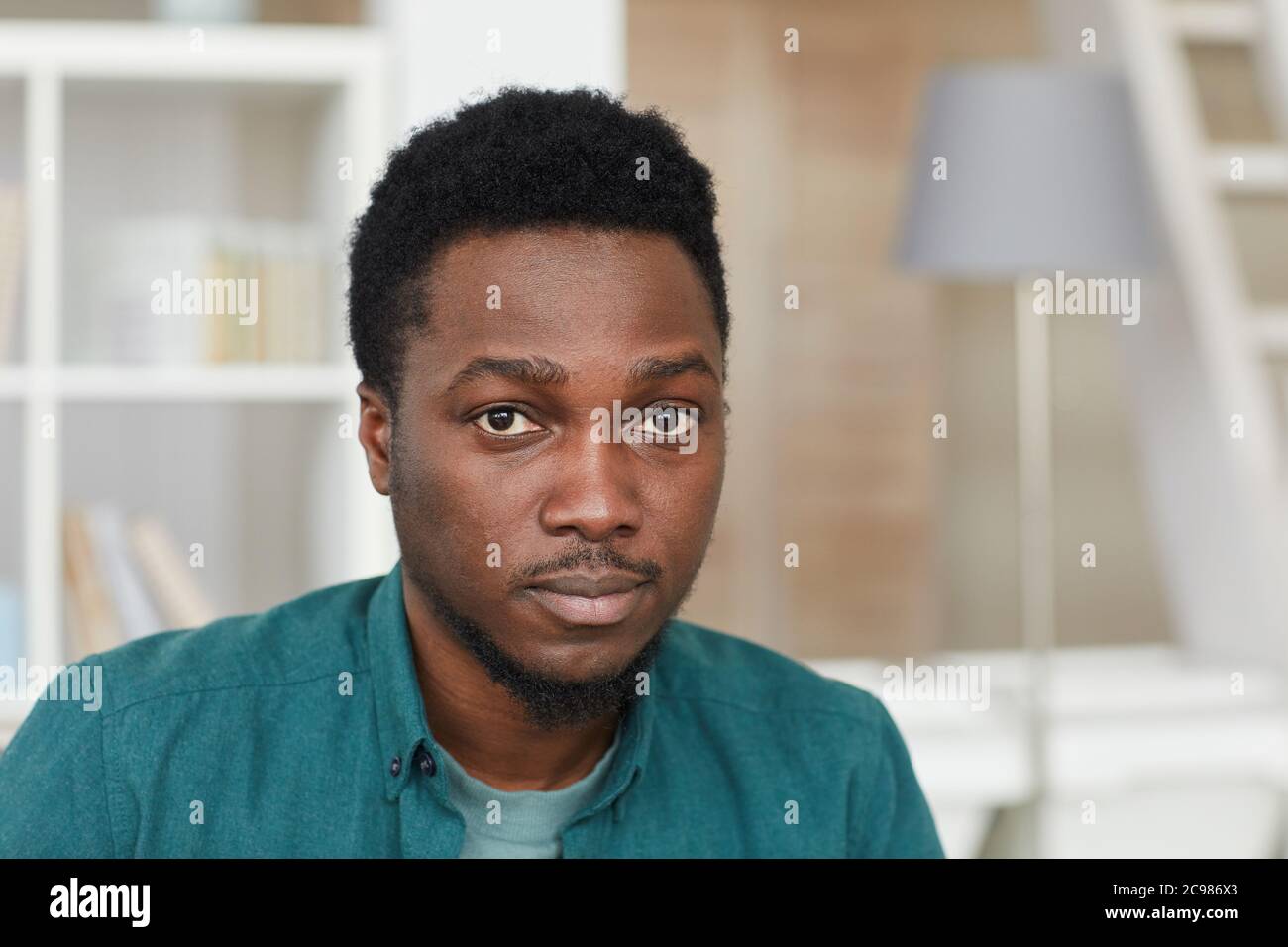 Porträt eines afrikanischen jungen Mannes im Hemd, der die Kamera anschaut Stockfoto