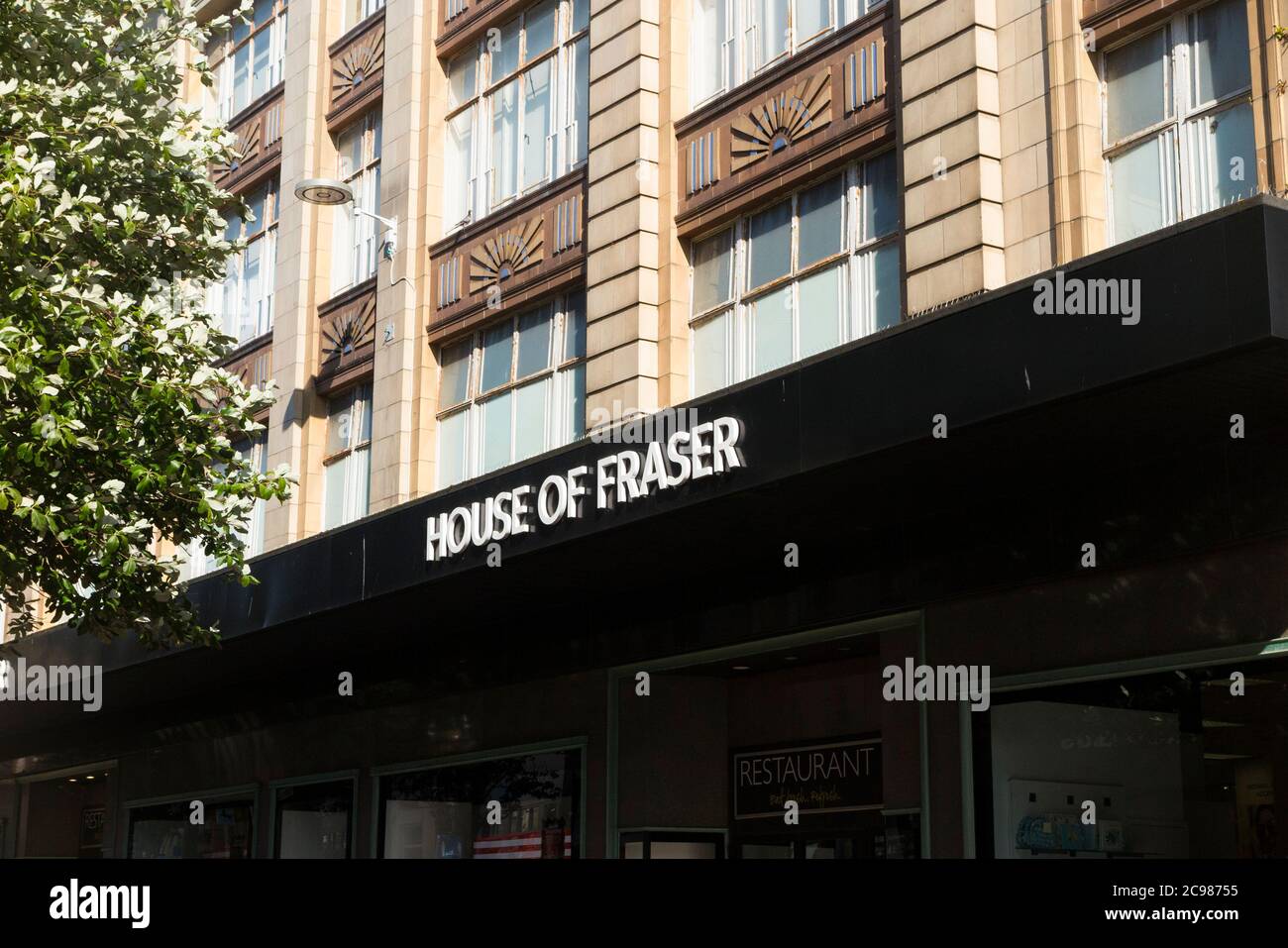 House of Fraser Schild und Schilder / Shop Front / Kaufhaus Shop in Bournemouth, Großbritannien. Von Sports Direct aus der Verwaltung gekauft und jetzt als Fraser Group bekannt. (120) Stockfoto