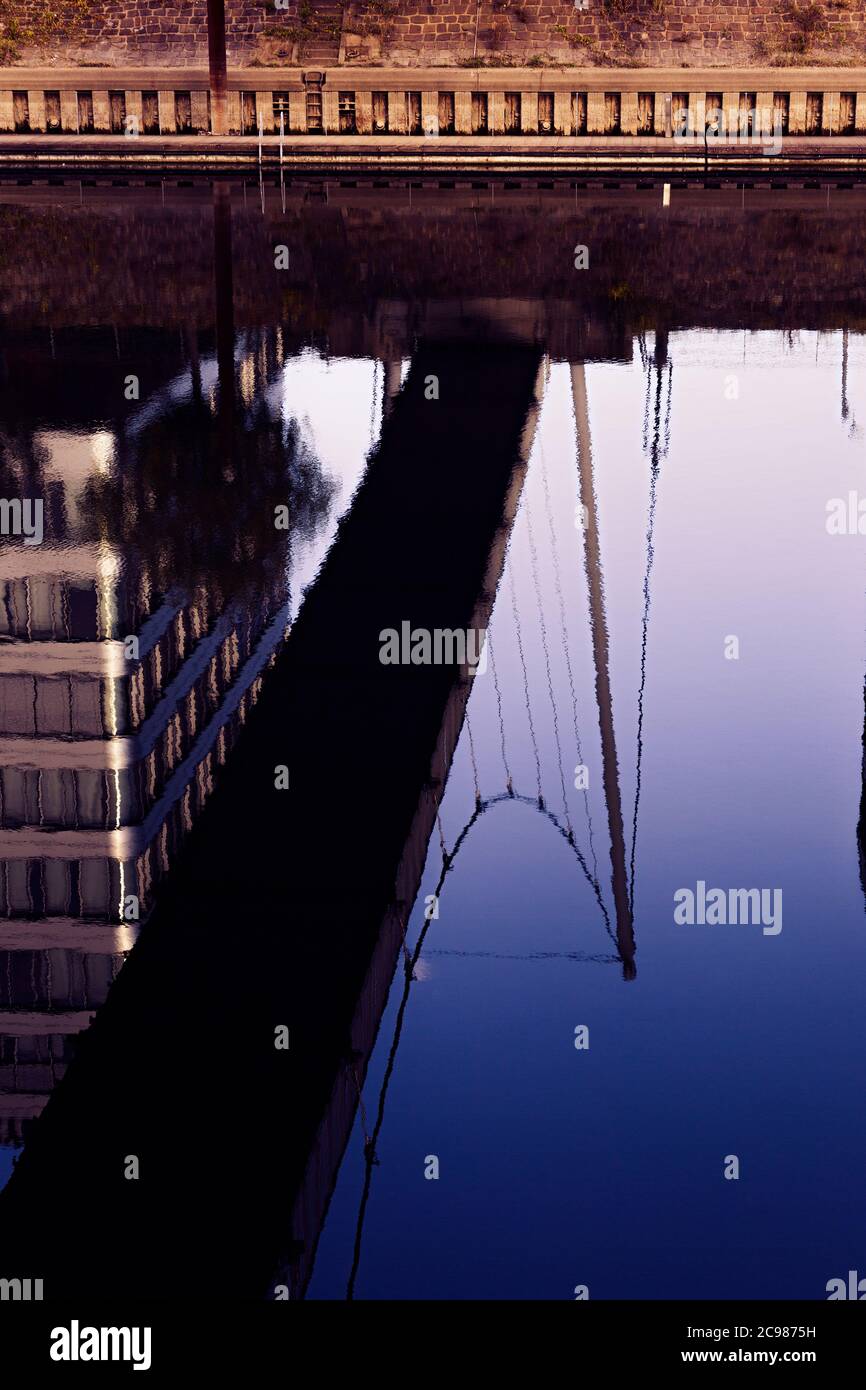 Fussgängerbrücke, Büros, Verwaltungsgebäude, Marina, Duisburg, Innenhafen, Spiegelung; Stockfoto