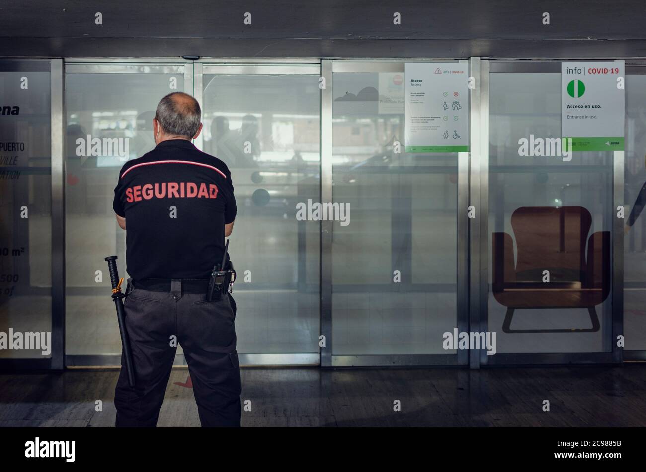 Selektiver Fokus auf einen Sicherheitsdienst am Flughafen. Verschwommener Hintergrund. Stockfoto