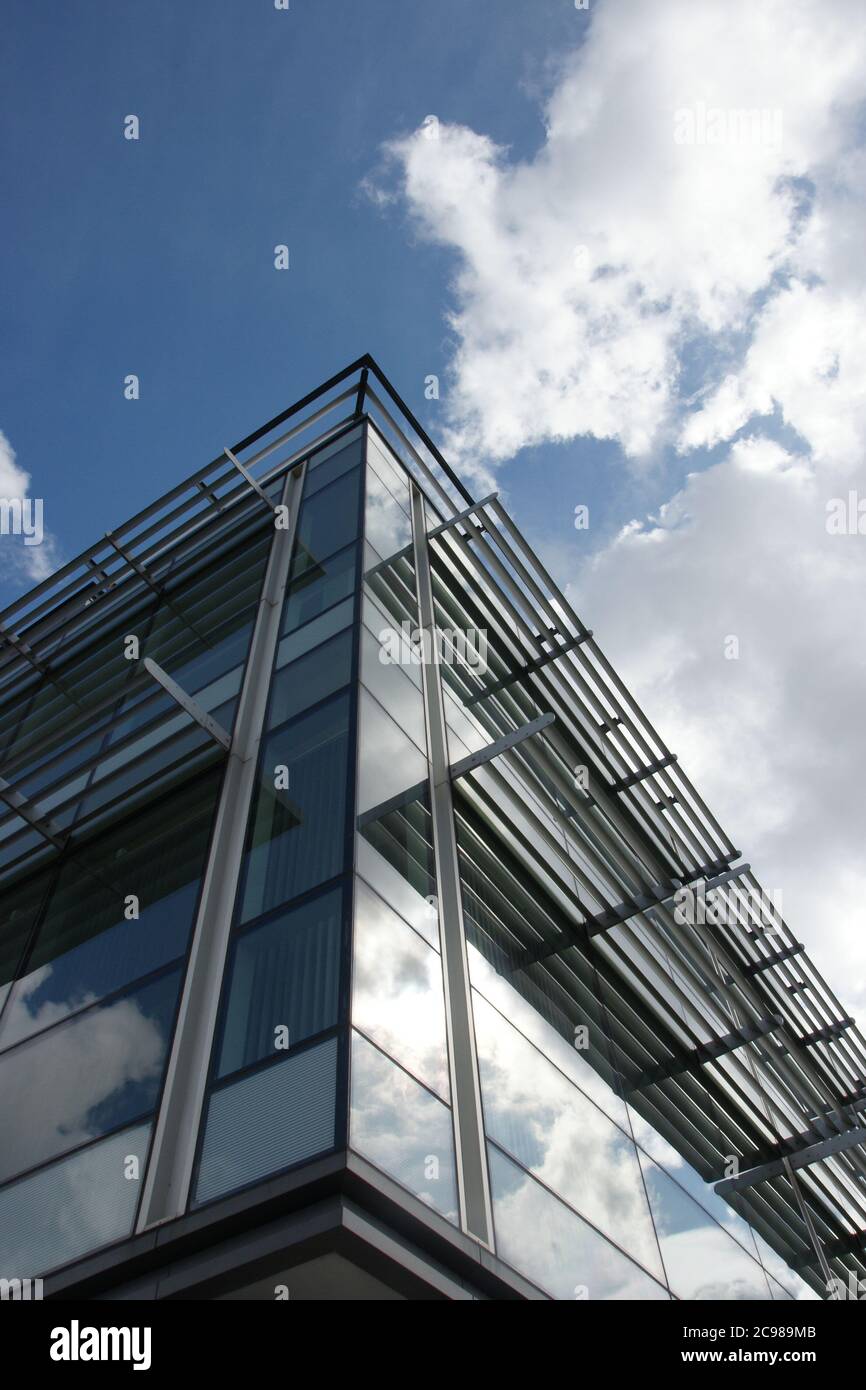 Modernes Bürogebäude, Glas- und Stahlkonstruktion Stockfoto