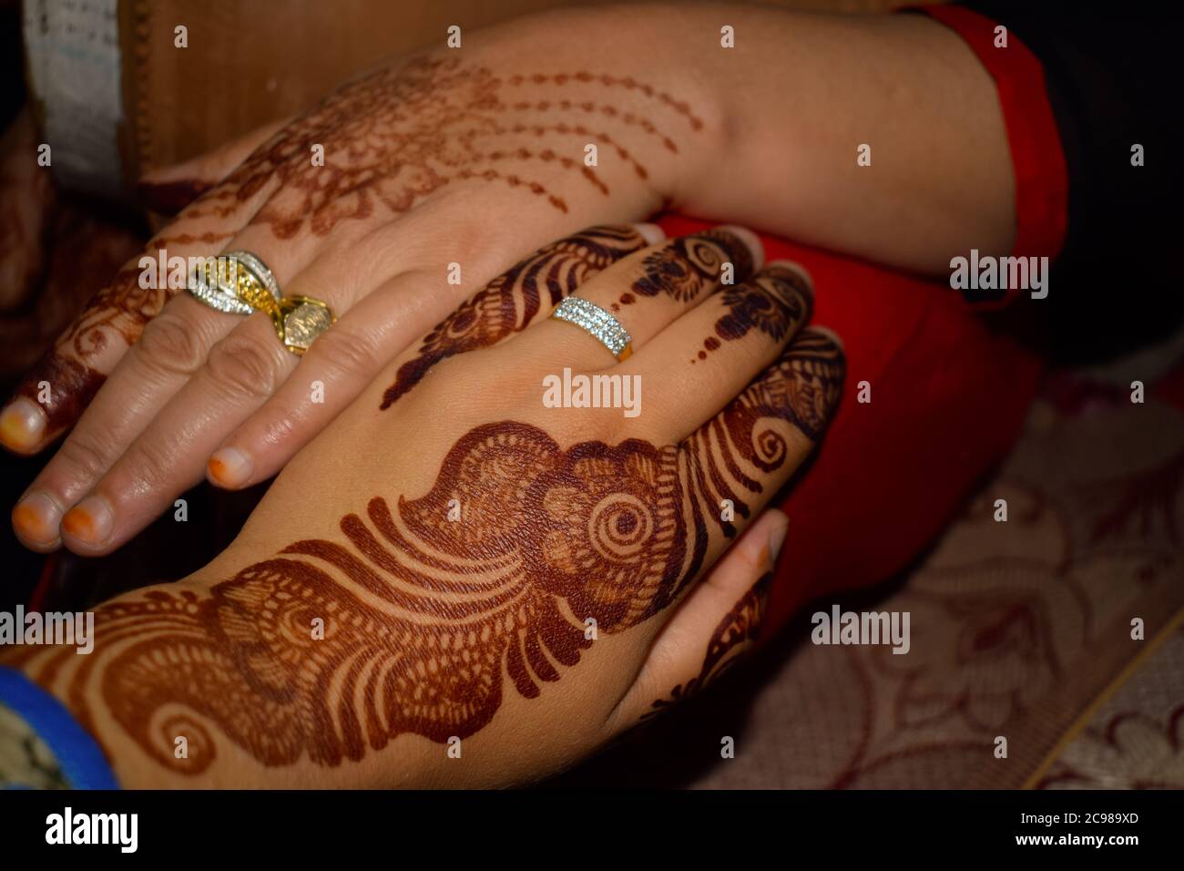 Handdesigned mit Henna und zeigt schöne Hände Stockfoto