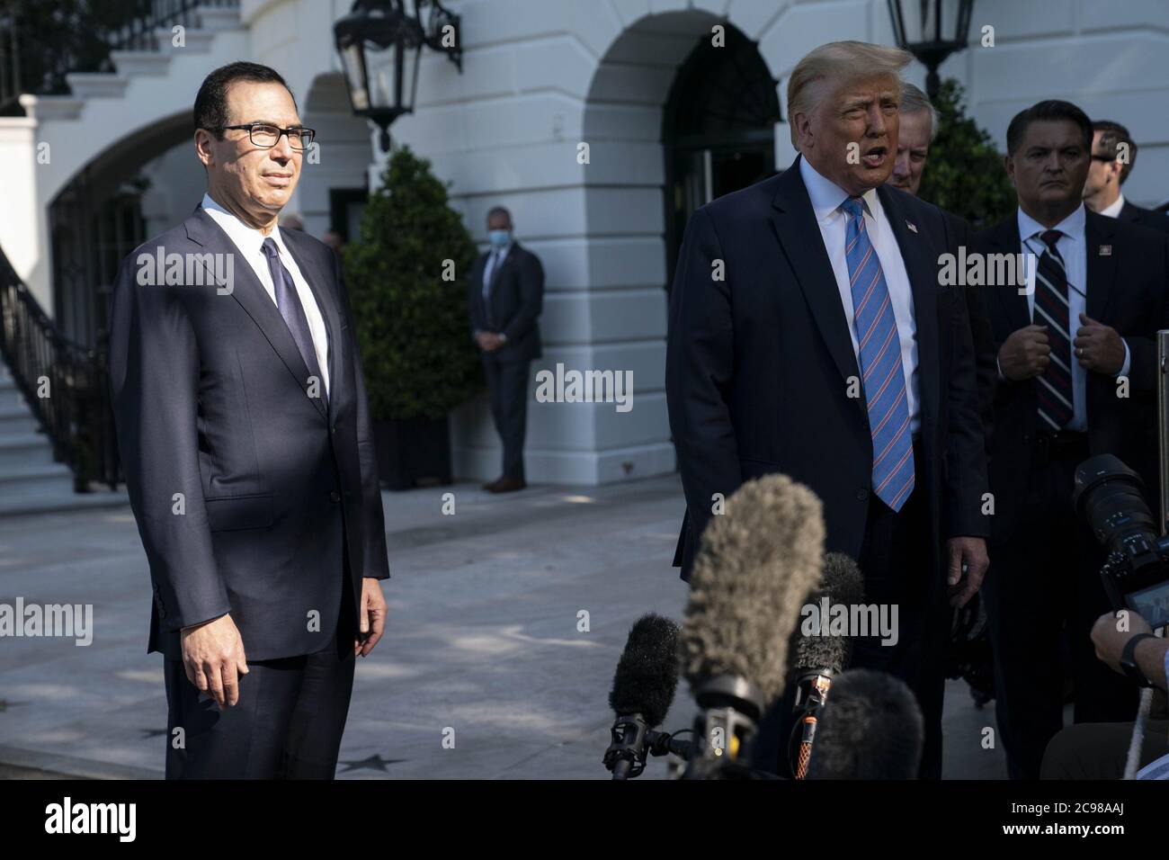 Washington, Usa. Juli 2020. Finanzminister Steven Mnuchin hört zu, wie US-Präsident Donald Trump vor dem Weißen Haus in Washington, DC, USA, am Mittwoch, dem 29. Juli 2020, mit der Presse spricht. Foto von Sarah Silbiger/UPI Kredit: UPI/Alamy Live Nachrichten Stockfoto