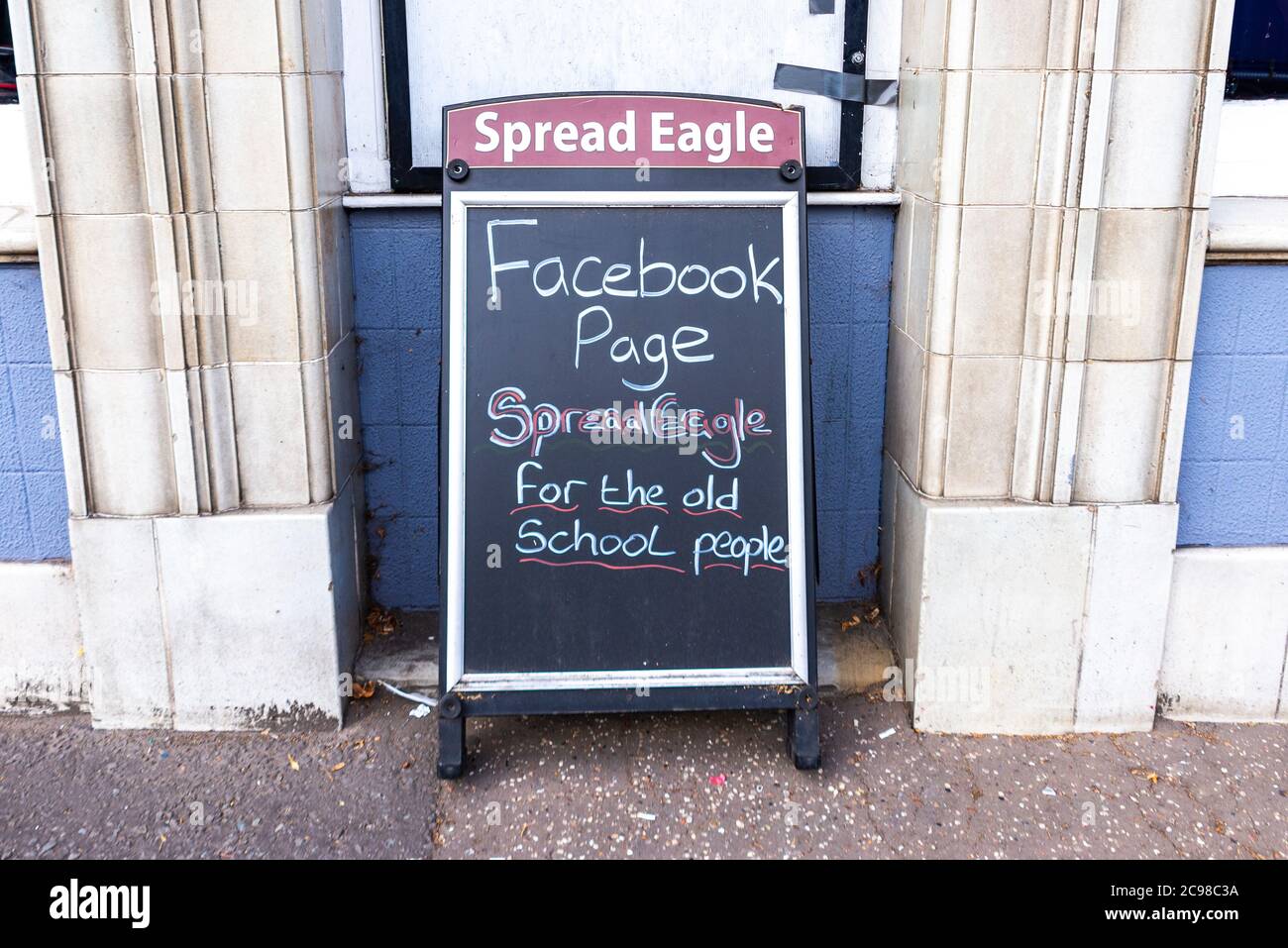 Tafel Kreide Schild vor dem Spread Eagle Pub in Southend on Sea, Essex, Großbritannien mit humorvollen Kommentaren in den sozialen Medien. Facebook der alten Schule Stockfoto