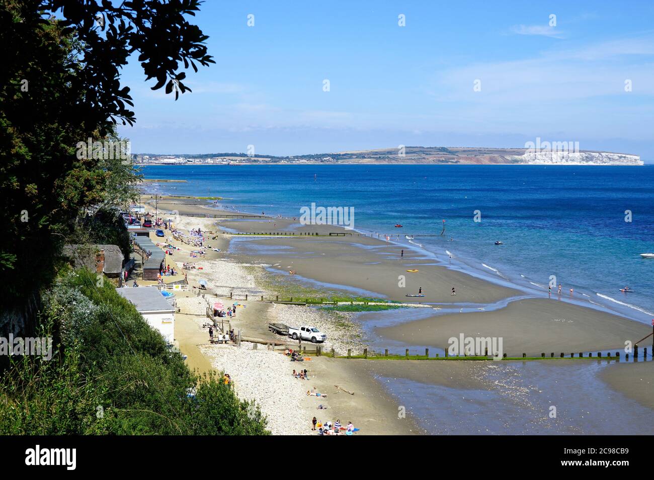 Shanklin, Isle of Wight, Großbritannien. Juli 18, 2020. Urlauber am Chine Strand bei Ebbe mit Sandown Bucht von der Appley Treppe in Shanklin auf der I genommen Stockfoto