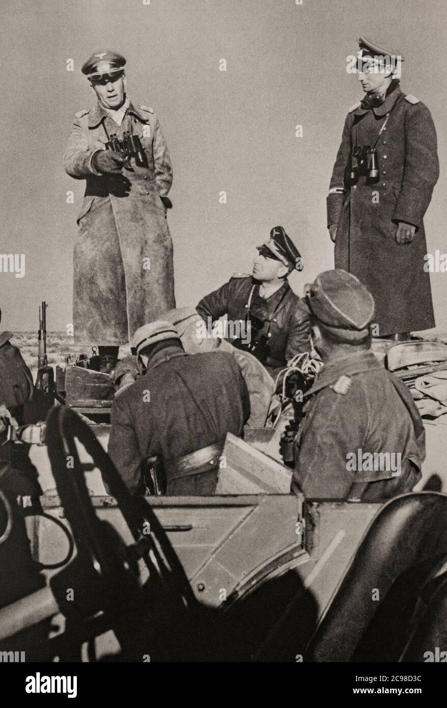 General Erwin Rommel informiert seine Mitarbeiter während der ersten Schlacht von El Alamein (1.–27. Juli 1942) im Westwüstenfeldzug des Zweiten Weltkriegs, der in Ägypten zwischen den Achtzigsten und den Alliierten der Achten Armee ausgetragen wurde. Stockfoto
