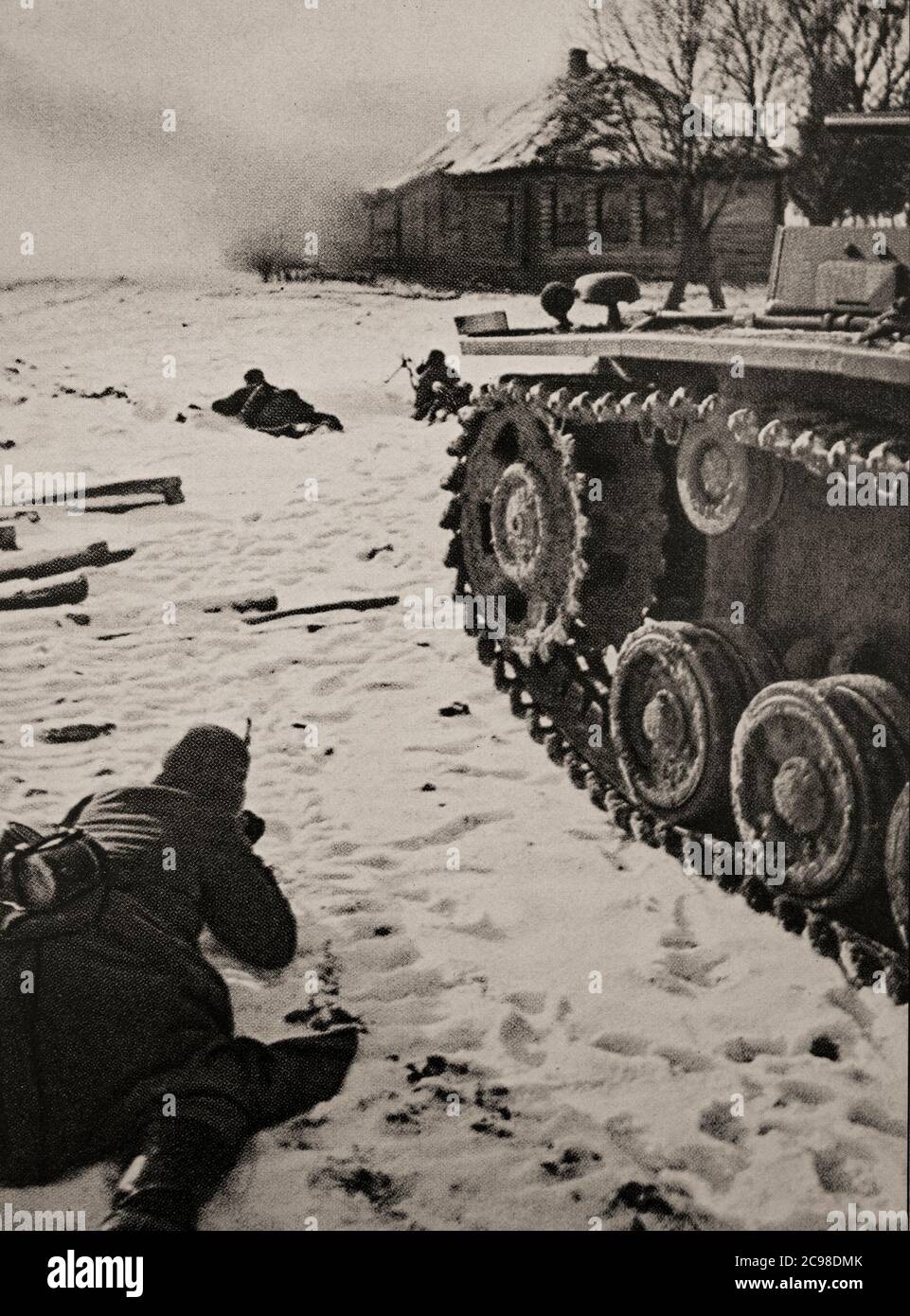 Deutsche Soldaten während der Schlacht von Stalingrad (23. August 1942 – 2. Februar 1943), als Deutschland und seine Verbündeten die Sowjetunion um die Kontrolle über die Stadt Stalingrad (heute Wolgograd) in Südrussland kämpften. Geprägt von heftigen Nahkampfkämpfen und direkten Angriffen auf Zivilisten bei Luftangriffen, war es eine der blutigsten Schlachten in der Geschichte der Kriegsführung mit schätzungsweise 2 Millionen Toten. Stockfoto