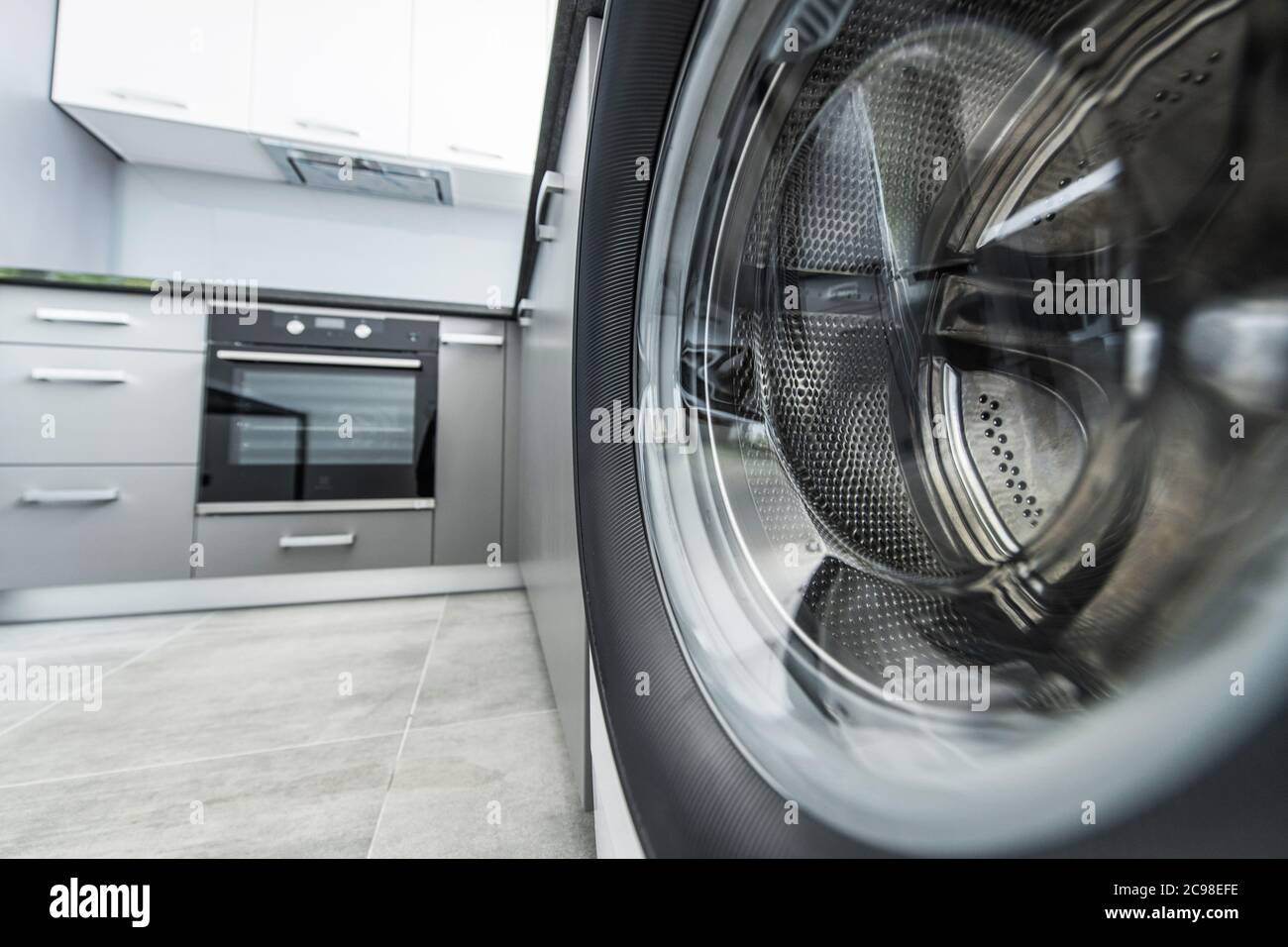 Wohn-Waschmaschine Im Inneren Kleine Moderne Wohnung Küchenbereich. Waschzeit. Stockfoto