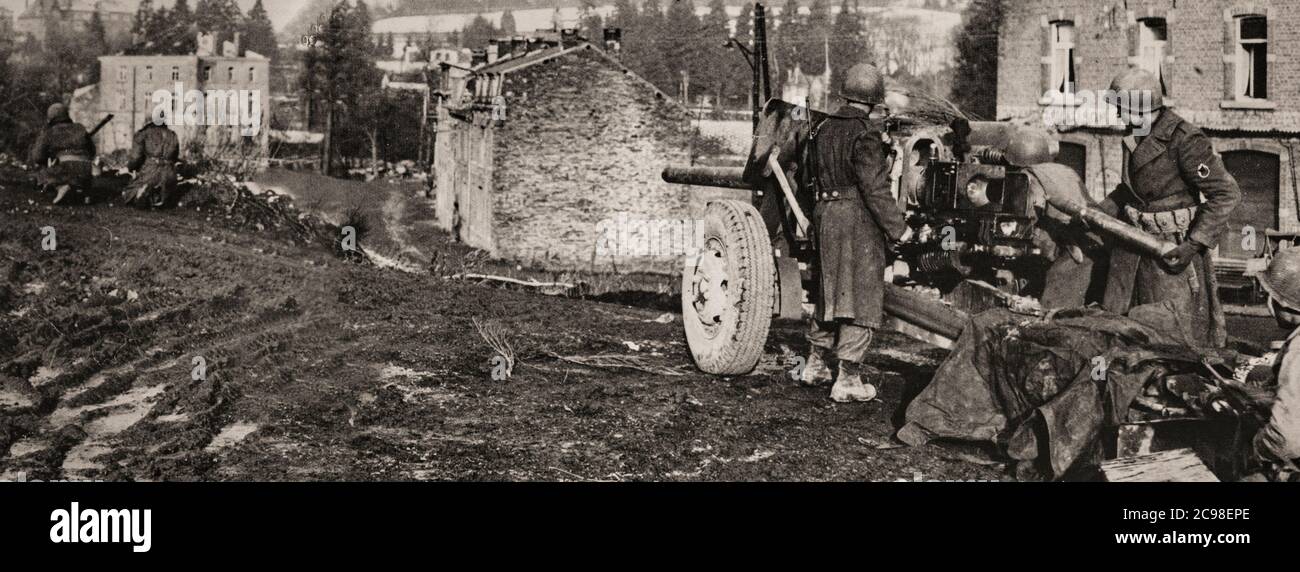 US-Artilleristen attackierten deutsche Positionen in Ostbelgien während der Bulge-Schlacht, auch bekannt als Ardennen-Gegenoffensive, die letzte große deutsche Offensivkampagne an der Westfront während des Zweiten Weltkriegs, und fand vom 16. Dezember 1944 bis zum 25. Januar 1945 statt. Stockfoto
