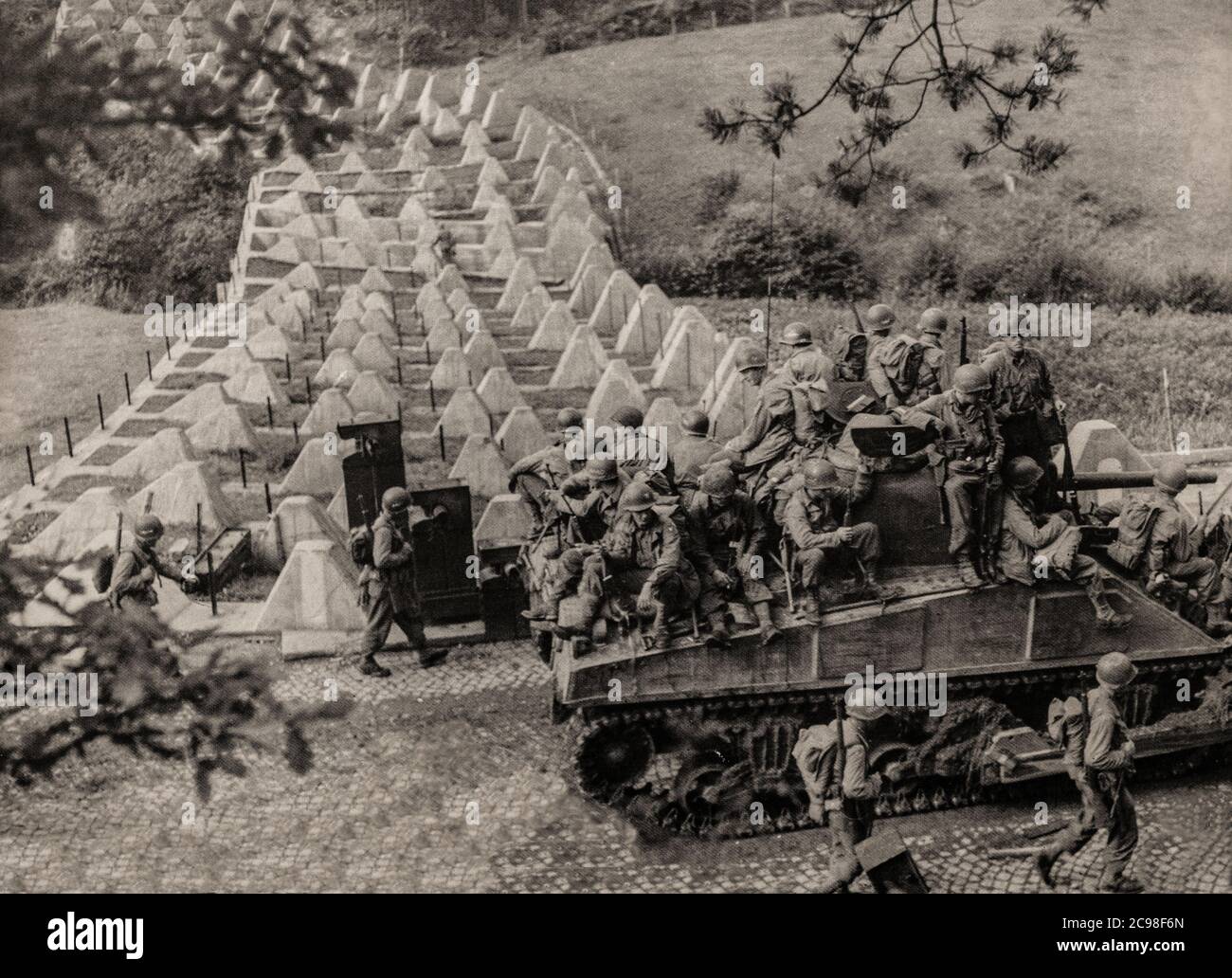 US-Truppen der 3. Panzerdivision und der 33. Infanterie überqueren die angeblich uneinnehmbare Siegfried-Linie, die im September 1944 während des Zweiten Weltkriegs als Westwall bekannt ist. Stockfoto