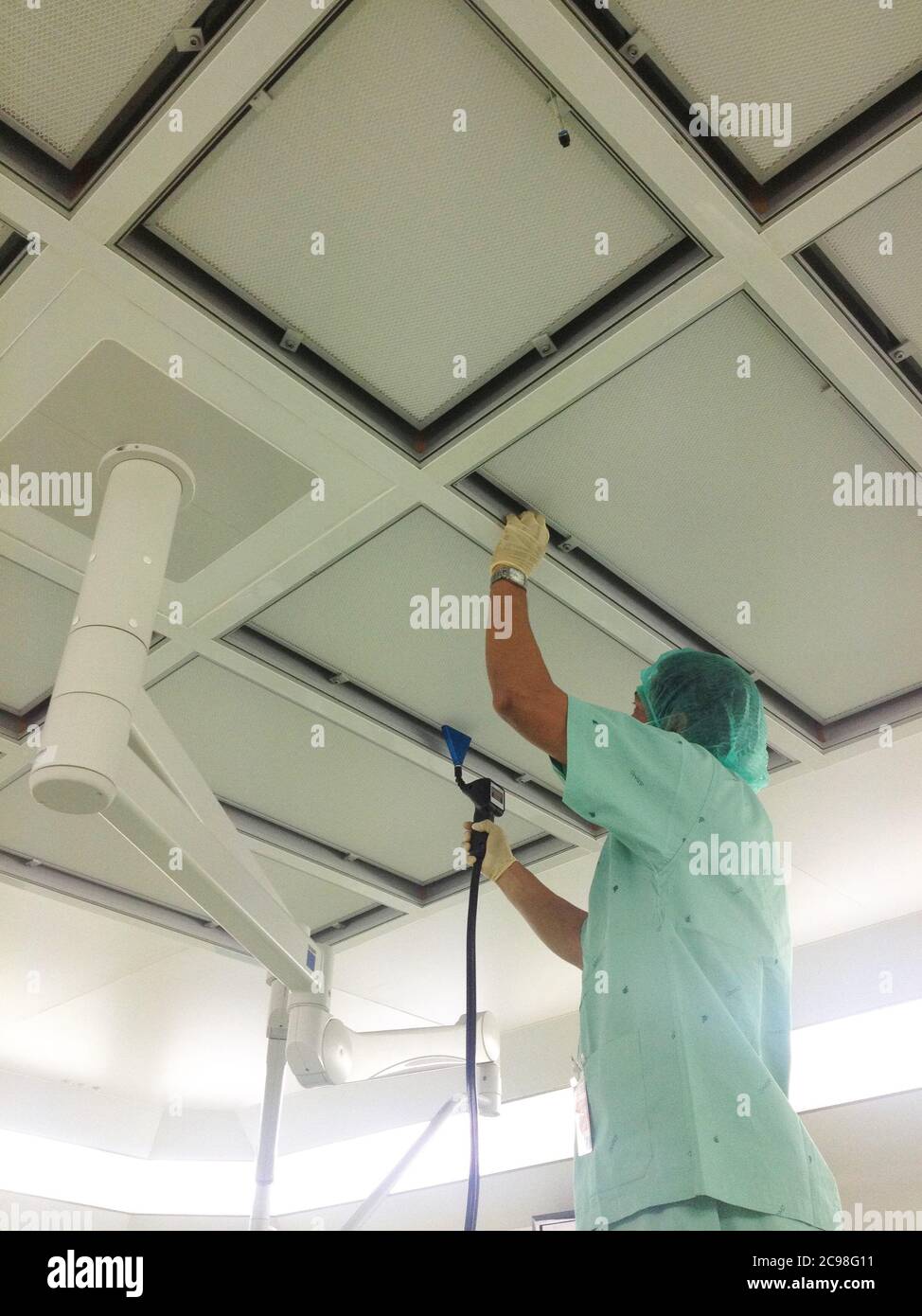 Luftleck-Test durch Techniker im Operationssaal des Krankenhauses Stockfoto