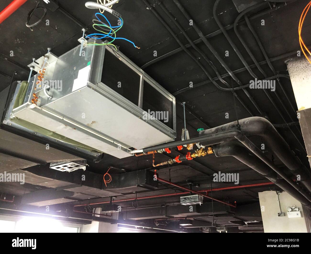 Einbau der Lufthandeinheit oder der Lüfterspuleneinheit in Loft-Büro Stockfoto Einbau der Lufthandeinheit oder der Lüfterspuleneinheit in Loft-Büro Stockfoto