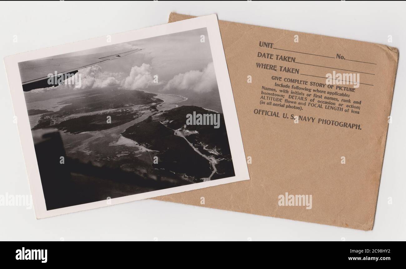 Offizieller US Navy Fotoumschlag und Luftaufnahme eines Flugplatzes des Pacific Theatre. Juli 1945. Zum 75. Jahrestag des V-J Day hat die Consoli Collection vier Fotoessays von U.S. Navy LT. (j.g.) veröffentlicht. Joseph J. Consoli. Die Fotos wurden zwischen Juli und Dezember 1945 auf den Marianen aufgenommen. Sie dokumentieren das Leben der US-Marine vor und nach der japanischen Kapitulation. Stockfoto
