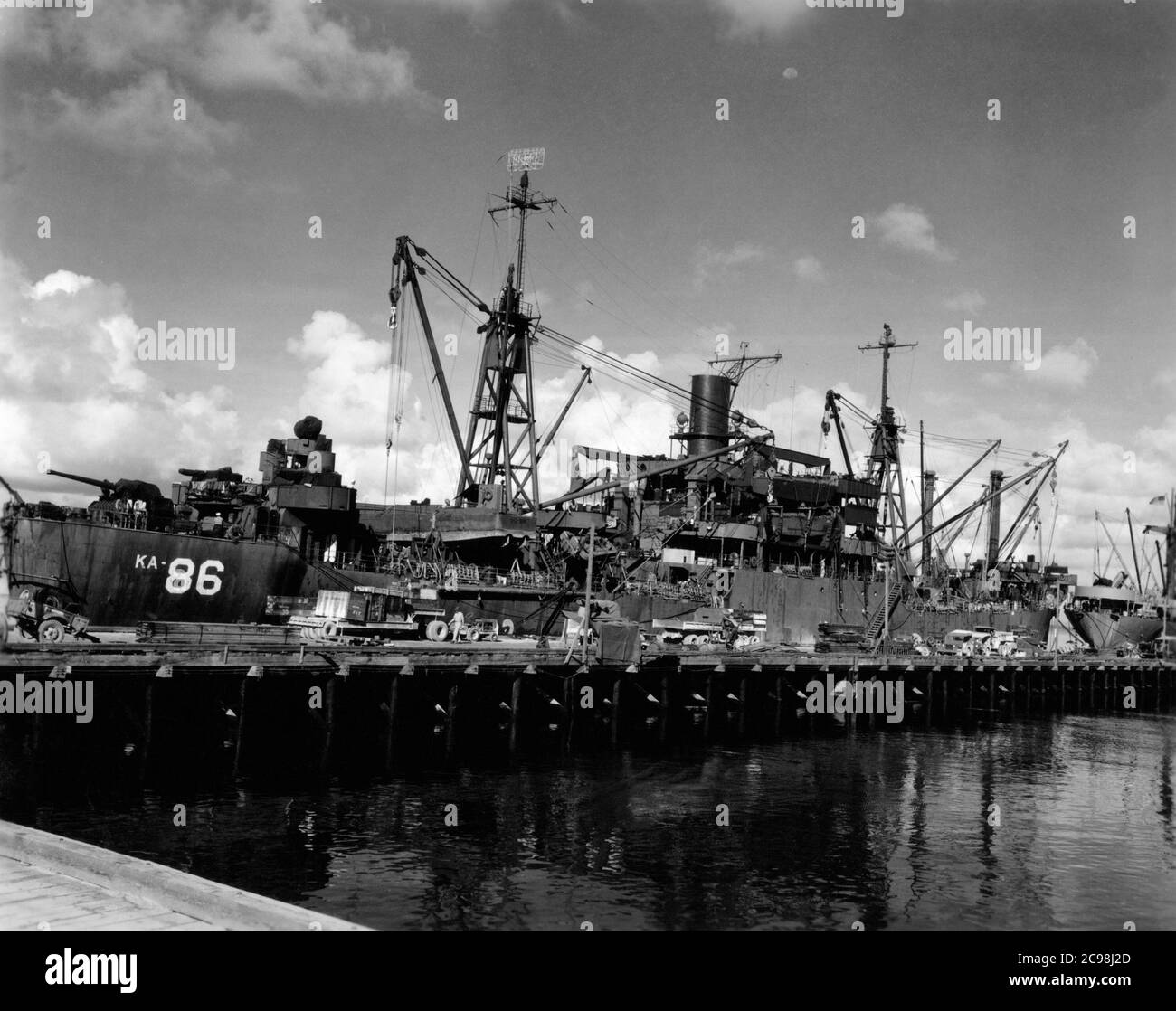 AKA-86 U.S.S. Woodford, Entladen von Fracht in Apre Harbor, Guam, 1945. Zum 75. Jahrestag des V-J Day hat die Consoli Collection vier Fotoessays von U.S. Navy LT. (j.g.) veröffentlicht. Joseph J. Consoli. Die Fotos wurden zwischen Juli und Dezember 1945 auf den Marianen aufgenommen. Sie dokumentieren das Leben der US-Marine vor und nach der japanischen Kapitulation. Stockfoto
