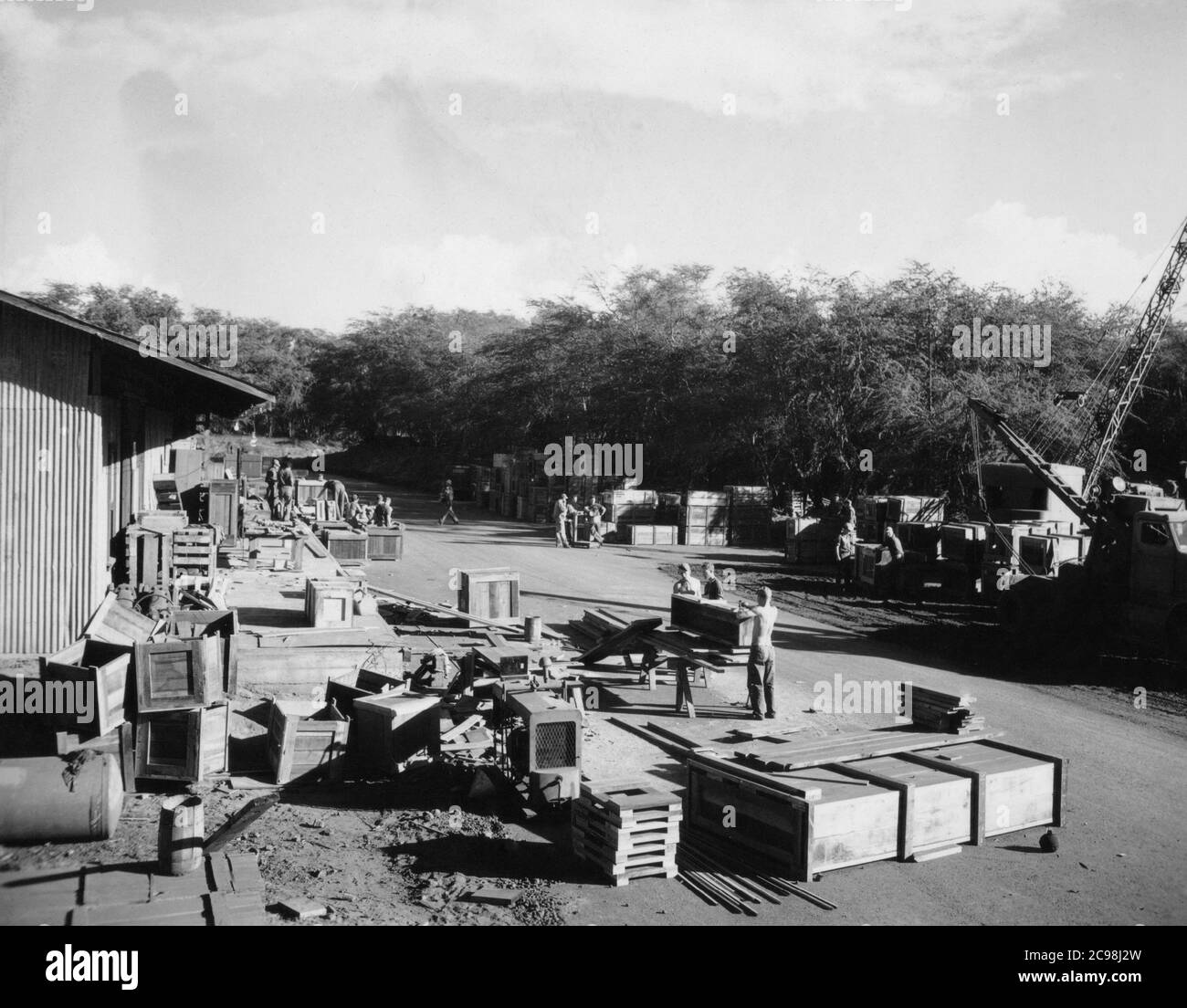 AKA-86 U.S.S. Woodfords Ladung erreicht eine Versorgungsdeponie auf Guam. Zum 75. Jahrestag des V-J Day hat die Consoli Collection vier Fotoessays von U.S. Navy LT. (j.g.) veröffentlicht. Joseph J. Consoli. Die Fotos wurden zwischen Juli und Dezember 1945 auf den Marianen aufgenommen. Sie dokumentieren das Leben der US-Marine vor und nach der japanischen Kapitulation. Stockfoto