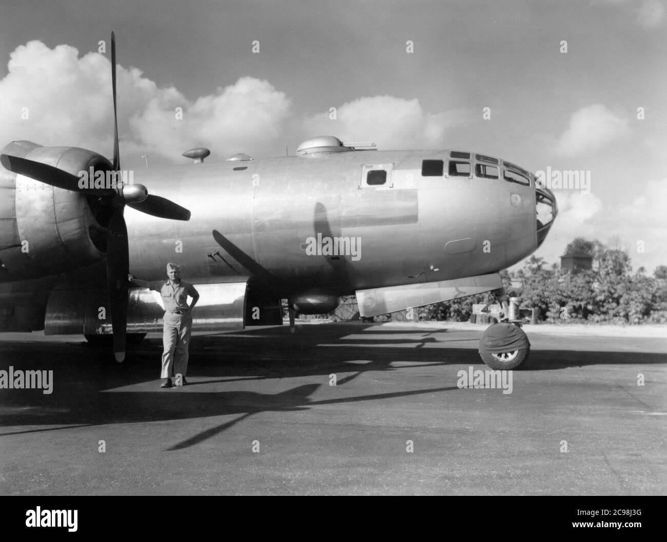 Boeing B-29 Superfortress auf der Fluglinie. Northfield, Guam, Juli 1945. Zum 75. Jahrestag des V-J Day hat die Consoli Collection vier Fotoessays von U.S. Navy LT. (j.g.) veröffentlicht. Joseph J. Consoli. Die Fotos wurden zwischen Juli und Dezember 1945 auf den Marianen aufgenommen. Sie dokumentieren das Leben der US-Marine vor und nach der japanischen Kapitulation. Stockfoto