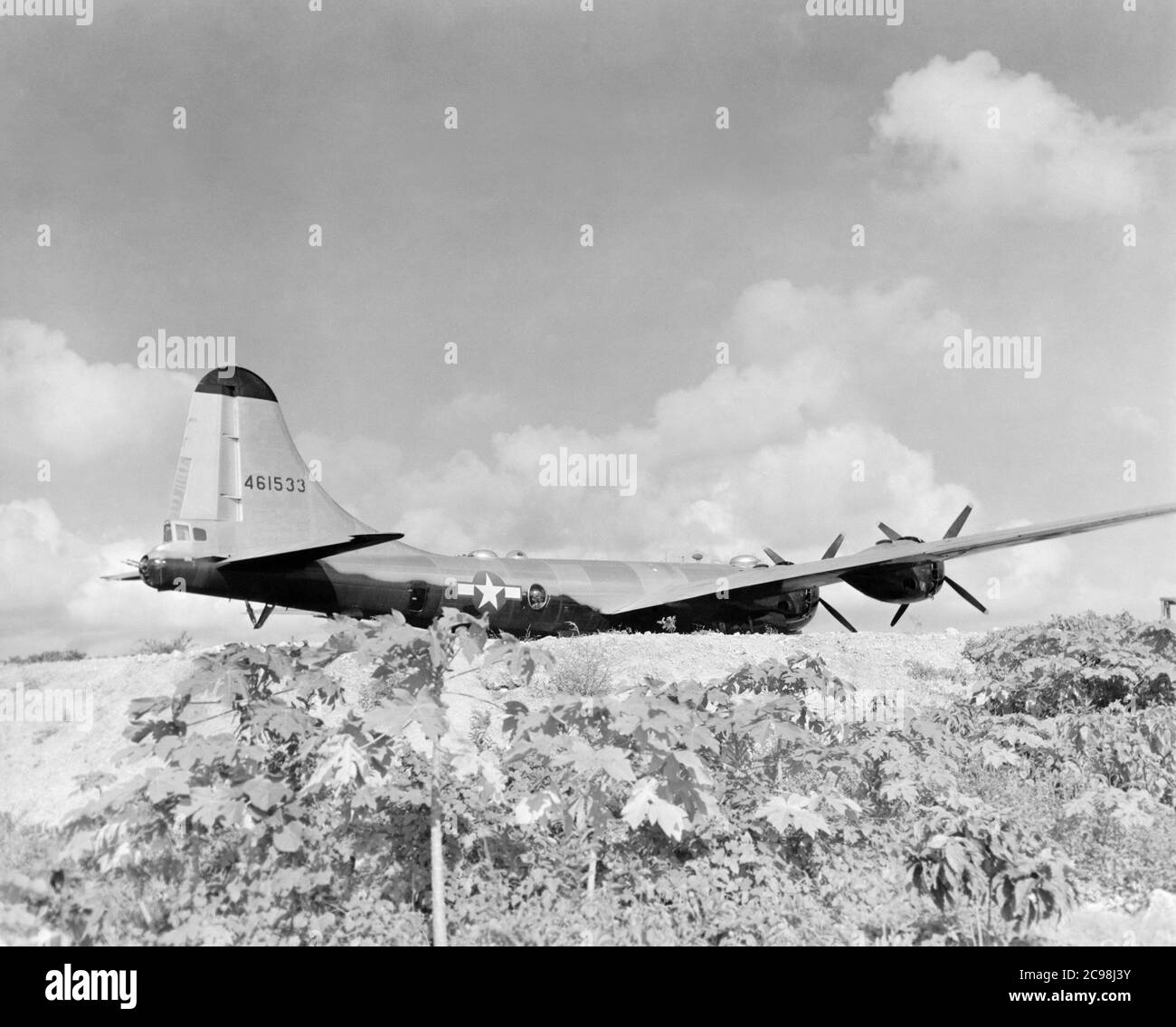 Boeing B-29 Superfortress 461553 auf der Fluglinie. Northfield, Guam, Juli 1945. Zum 75. Jahrestag des V-J Day hat die Consoli Collection vier Fotoessays von U.S. Navy LT. (j.g.) veröffentlicht. Joseph J. Consoli. Die Fotos wurden zwischen Juli und Dezember 1945 auf den Marianen aufgenommen. Sie dokumentieren das Leben der US-Marine vor und nach der japanischen Kapitulation. Stockfoto