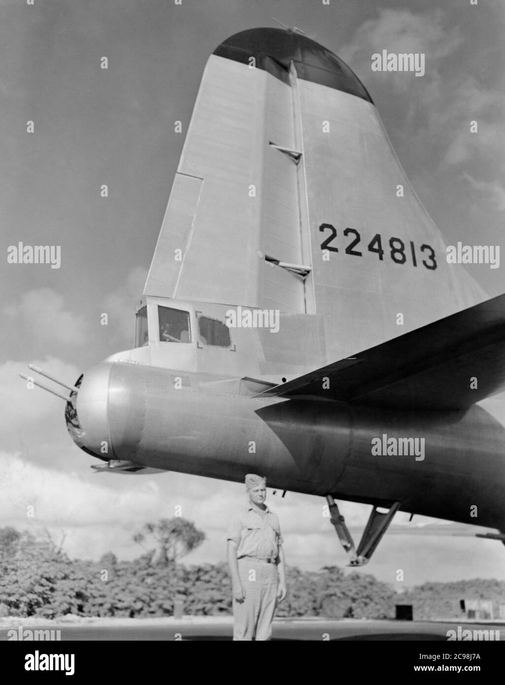Boeing B-29 Superfortress 224813 auf der Fluglinie. Northfield, Guam, Juli 1945. Zum 75. Jahrestag des V-J Day hat die Consoli Collection vier Fotoessays von U.S. Navy LT. (j.g.) veröffentlicht. Joseph J. Consoli. Die Fotos wurden zwischen Juli und Dezember 1945 auf den Marianen aufgenommen. Sie dokumentieren das Leben der US-Marine vor und nach der japanischen Kapitulation. Stockfoto