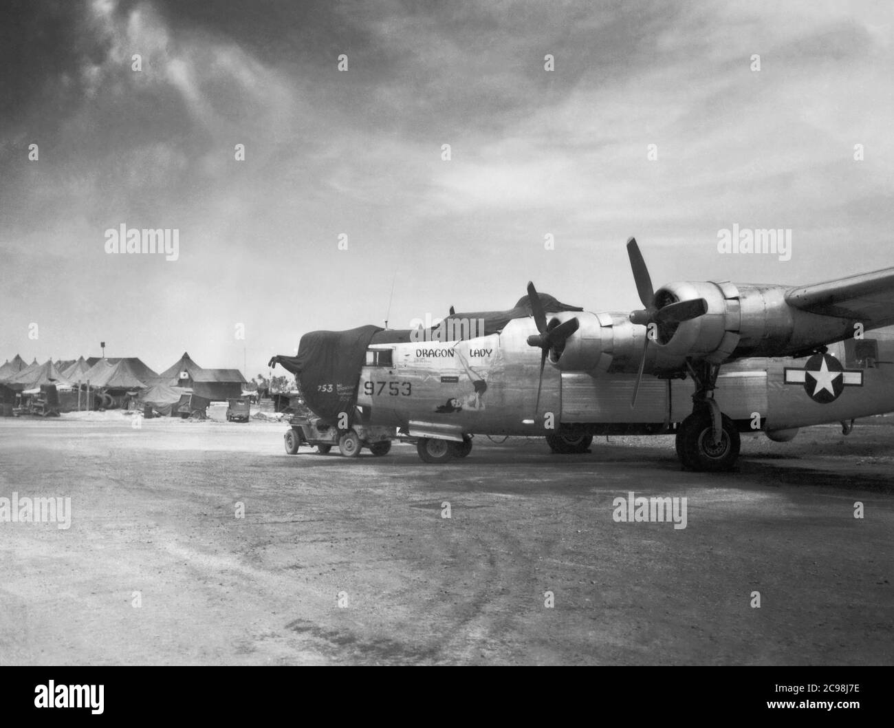 Konsolidierte B-24 Liberator Nummer 9753, 'Dragon Lady', zwischen Missionen auf Guam, Juli 1945. Zum 75. Jahrestag des V-J Day hat die Consoli Collection vier Fotoessays von U.S. Navy LT. (j.g.) veröffentlicht. Joseph J. Consoli. Die Fotos wurden zwischen Juli und Dezember 1945 auf den Marianen aufgenommen. Sie dokumentieren das Leben der US-Marine vor und nach der japanischen Kapitulation. Stockfoto