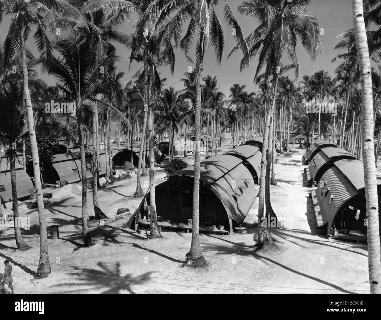 Quarset Hütten am Strand. Camp Dealey Submarine Recuperation Camp. Guam, Juli 1945. Zum 75. Jahrestag des V-J Day hat die Consoli Collection vier Fotoessays von U.S. Navy LT. (j.g.) veröffentlicht. Joseph J. Consoli. Die Fotos wurden zwischen Juli und Dezember 1945 auf den Marianen aufgenommen. Sie dokumentieren das Leben der US-Marine vor und nach der japanischen Kapitulation. Stockfoto