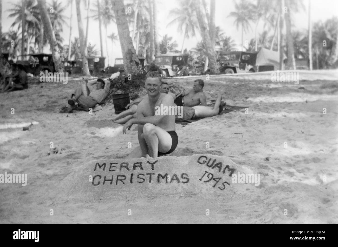 U.S. Navy Segler auf Guam feiern Weihnachten nach der japanischen Kapitulation, Dezember 1945. Zum 75. Jahrestag des V-J Day hat die Consoli Collection vier Fotoessays von U.S. Navy LT. (j.g.) veröffentlicht. Joseph J. Consoli. Die Fotos wurden zwischen Juli und Dezember 1945 auf den Marianen aufgenommen. Sie dokumentieren das Leben der US-Marine vor und nach der japanischen Kapitulation. Stockfoto