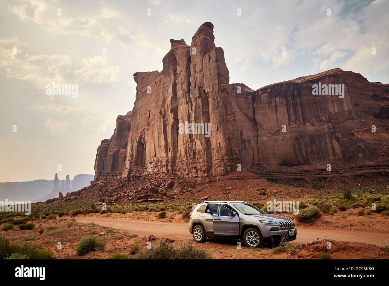 Sonnige Landschaft eines Autos auf der Straße in Monument Valley, Arizona - USA Stockfoto