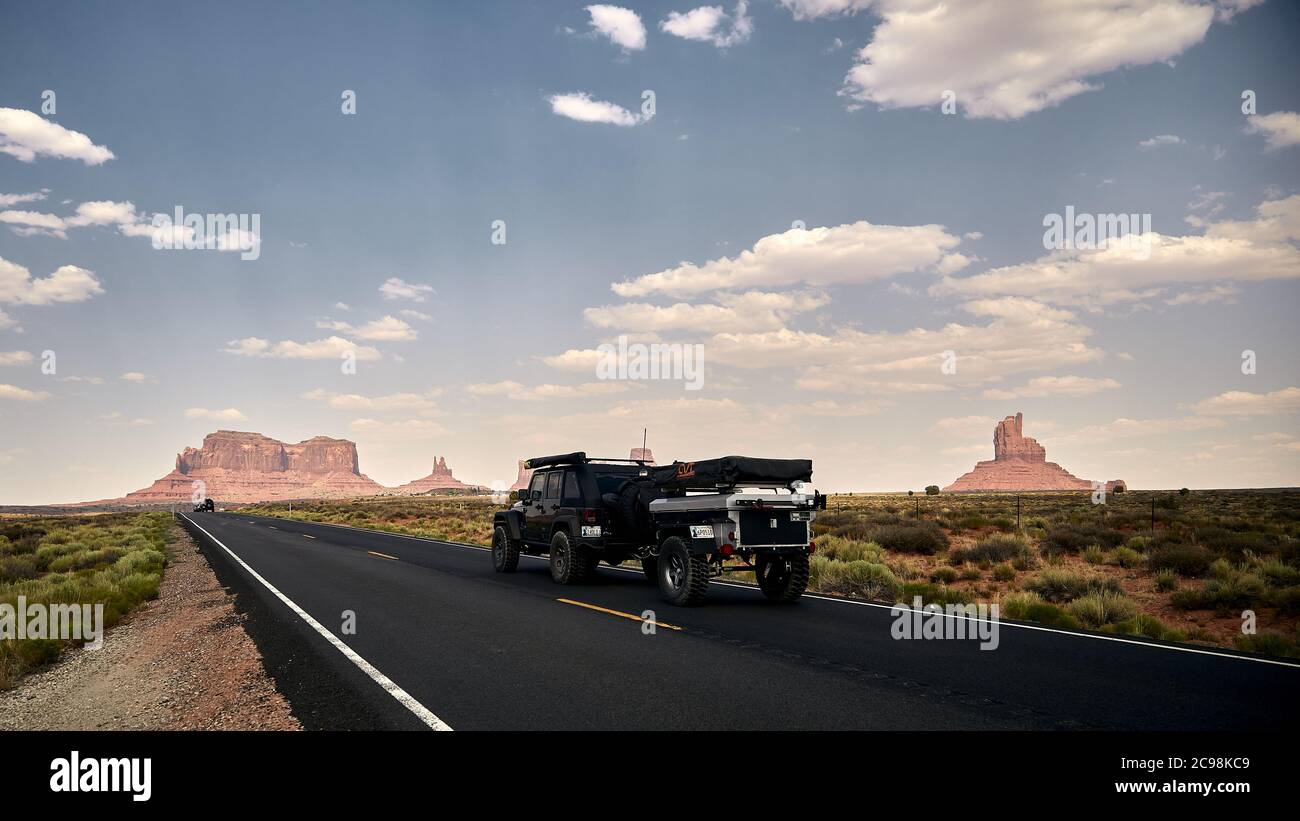 Sonnige Landschaft eines Autos auf der Straße in Monument Valley, Arizona - USA Stockfoto