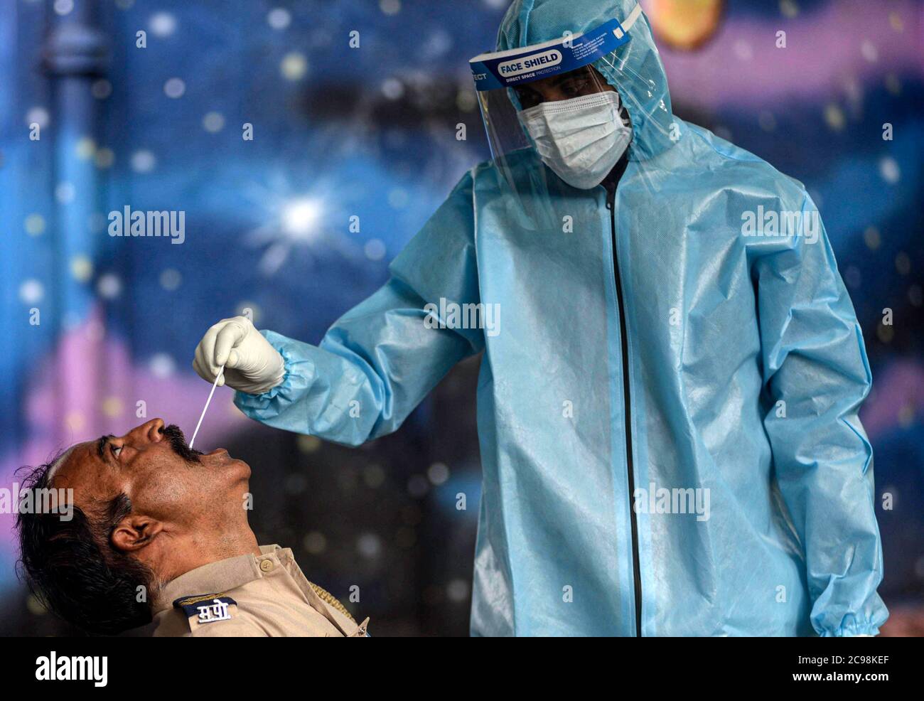 Mumbai, Indien. Juli 2020. Ein Gesundheitshelfer nimmt bei einem medizinischen Screening für das COVID-19 in Mumbai, Indien, am 29. Juli 2020 eine Abstrichprobe durch den Hals eines Mannes. Indiens COVID-19-Tally hat am Mittwoch die 1.5-Millionen-Marke überschritten und erreichte 1,531,669, teilte das Bundesgesundheitsministerium mit. Quelle: Str/Xinhua/Alamy Live News Stockfoto