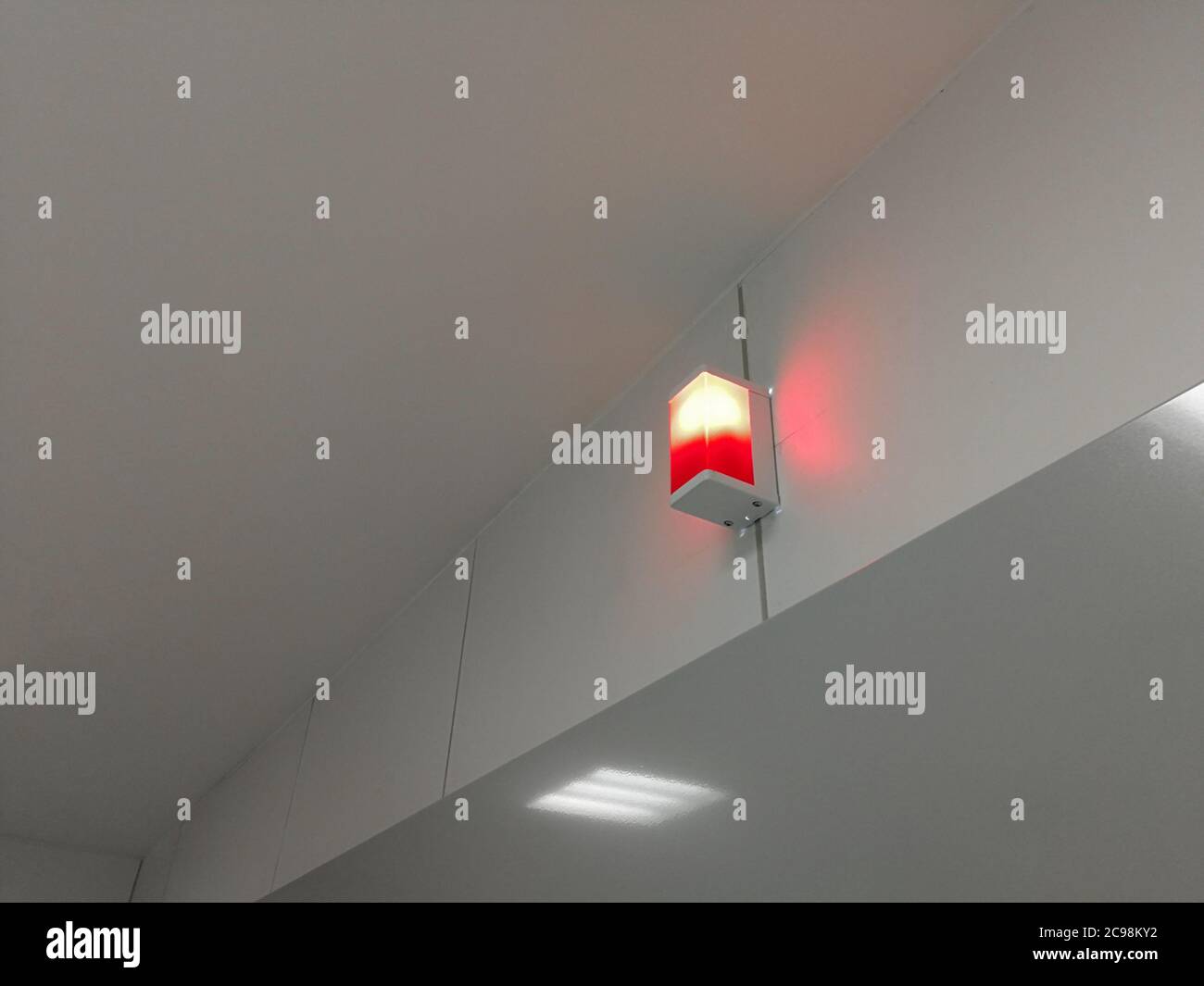 Rote Lampe des Operationssaal oder Operationssaal auf Prozess im Krankenhaus. Stockfoto