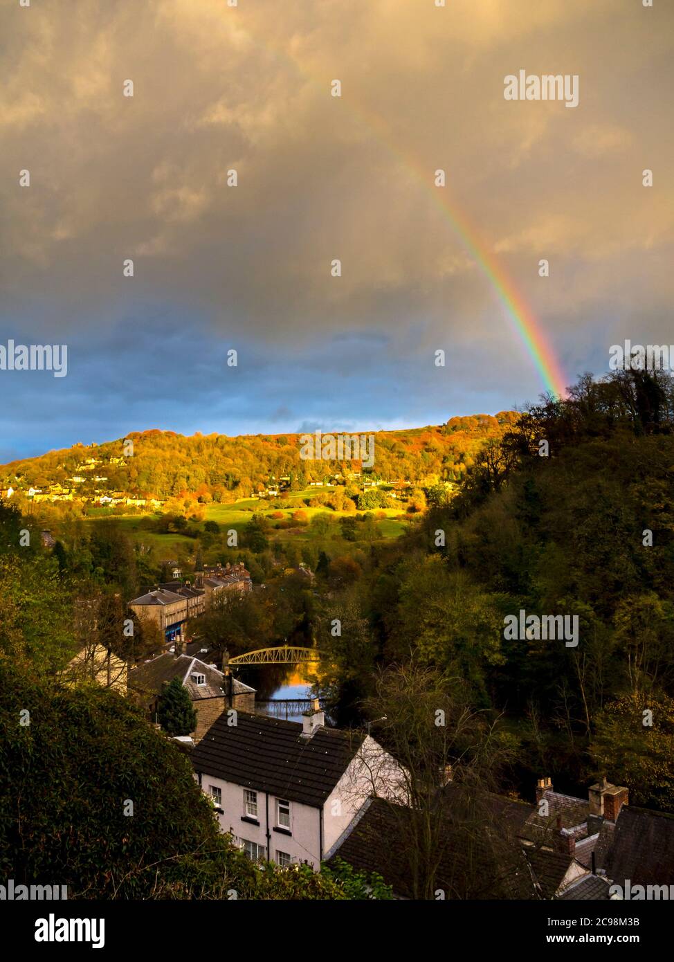 Regenbogen und dramatischer stürmischer Himmel über dem Dorf Matlock Bath im Derbyshire Peak District England Stockfoto