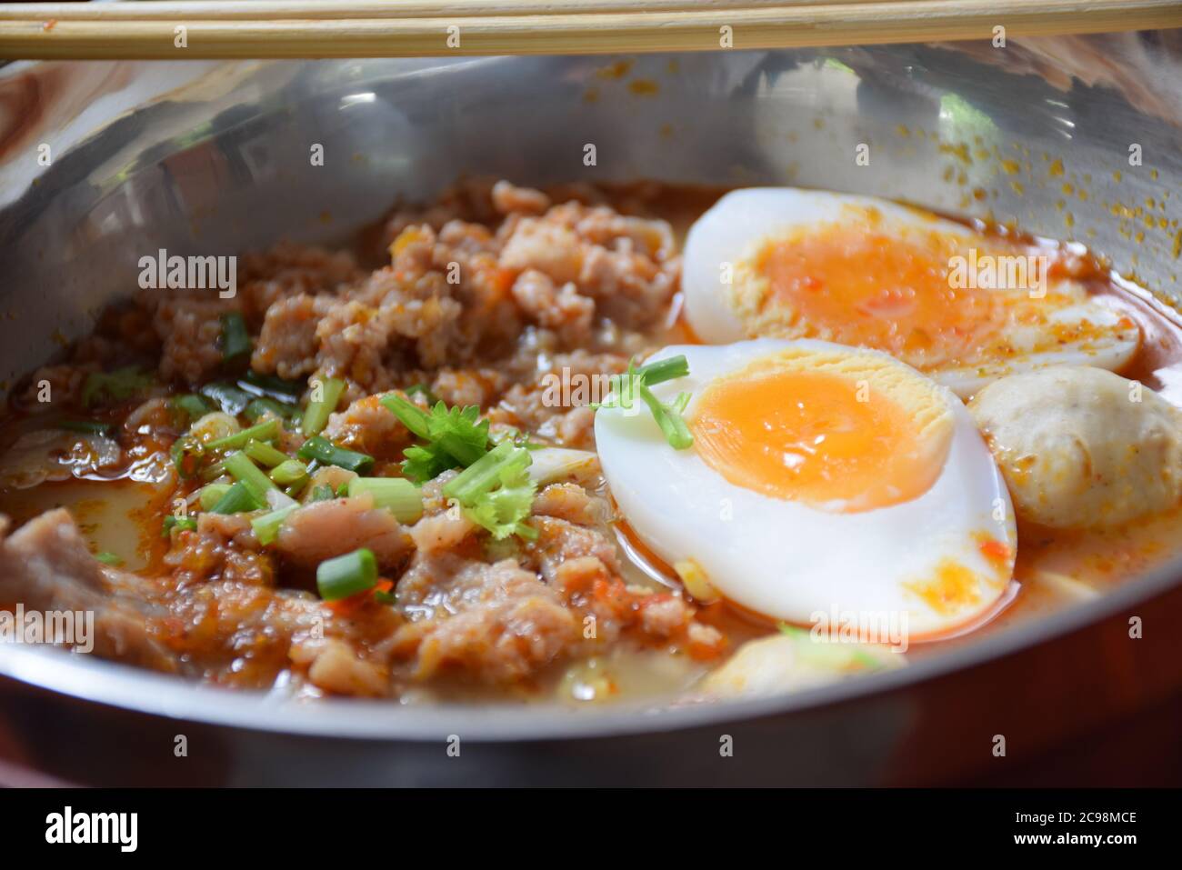 Gehackte Schweinefleischnudeln und Ei mit tom Yum Suppe kochen Stockfoto