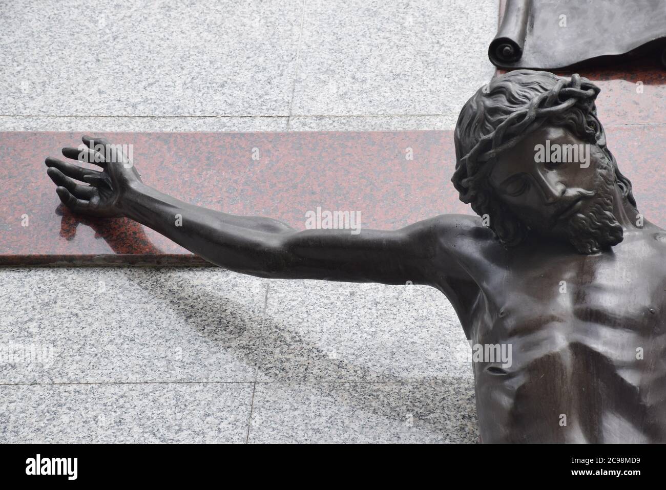 Kreuzigung von Jesus Kupferstatue Stockfoto