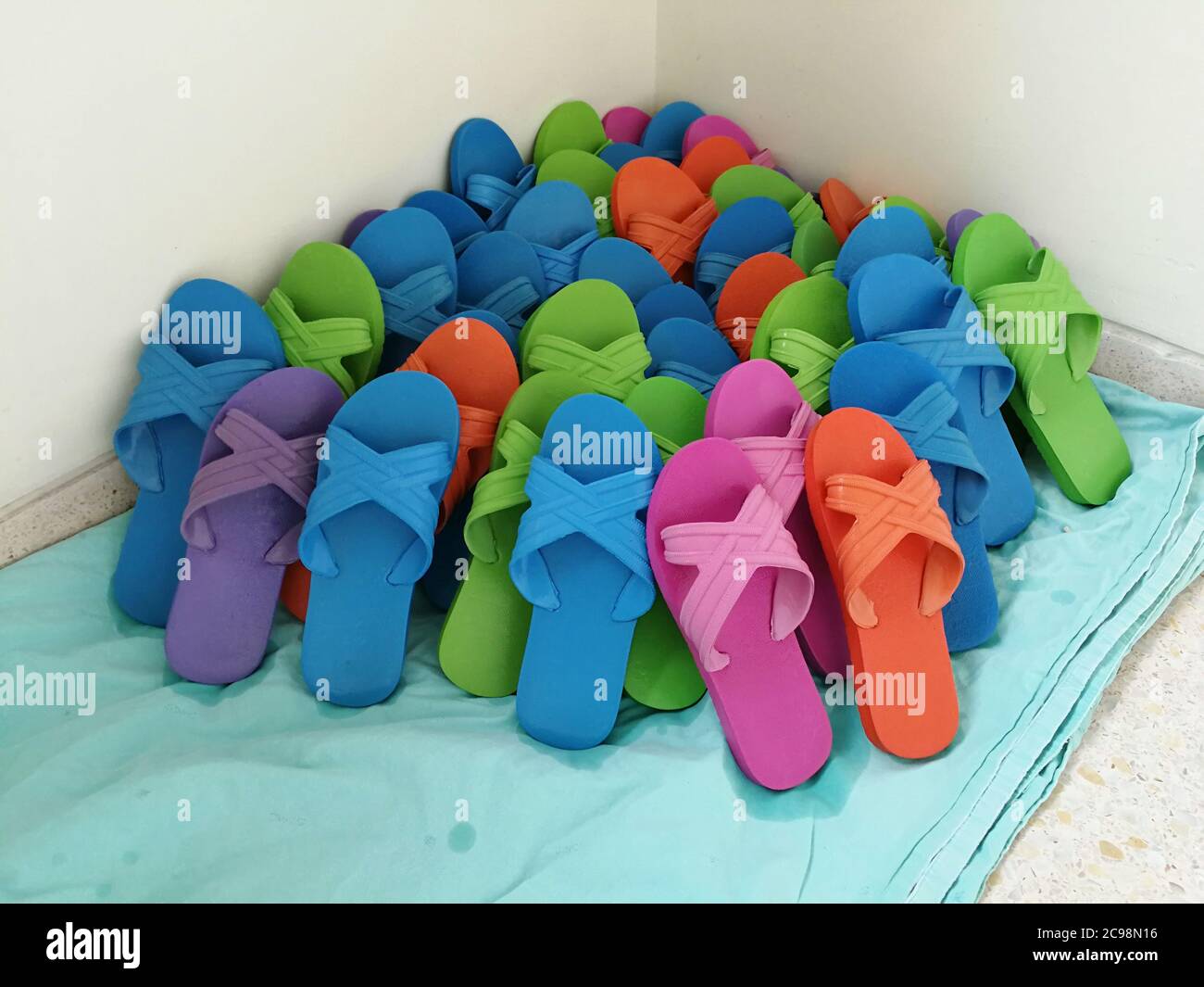 Bunte Hygiene Schuhe Gummisandalen des Operationssaals Stockfoto