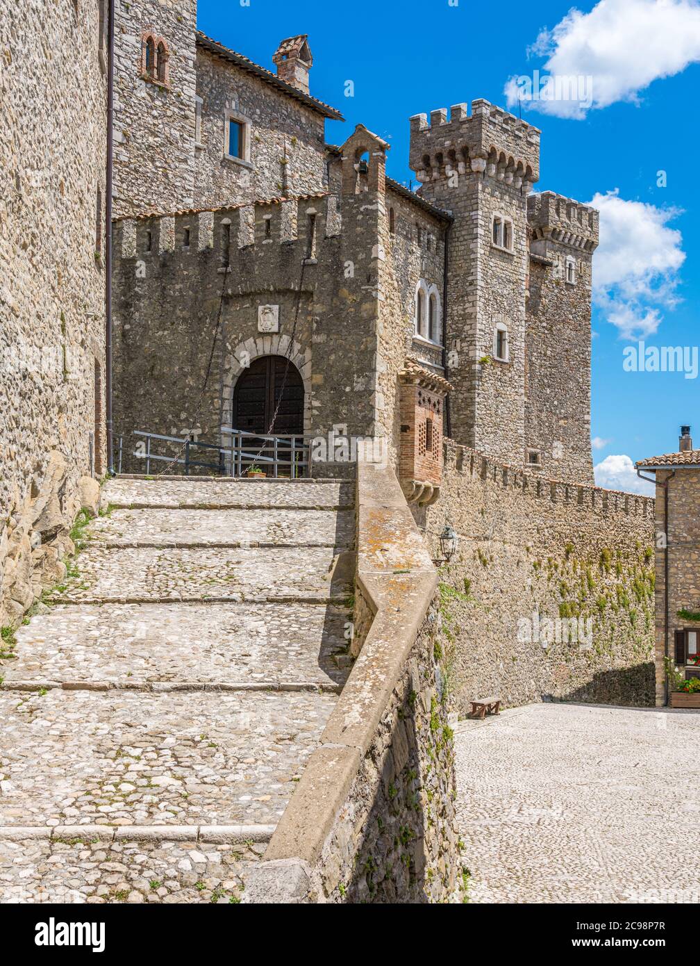 Collalto Sabino, schönes Dorf, das von einer mittelalterlichen Burg überblickt wird. Provinz Rieti, Latium, Italien. Stockfoto