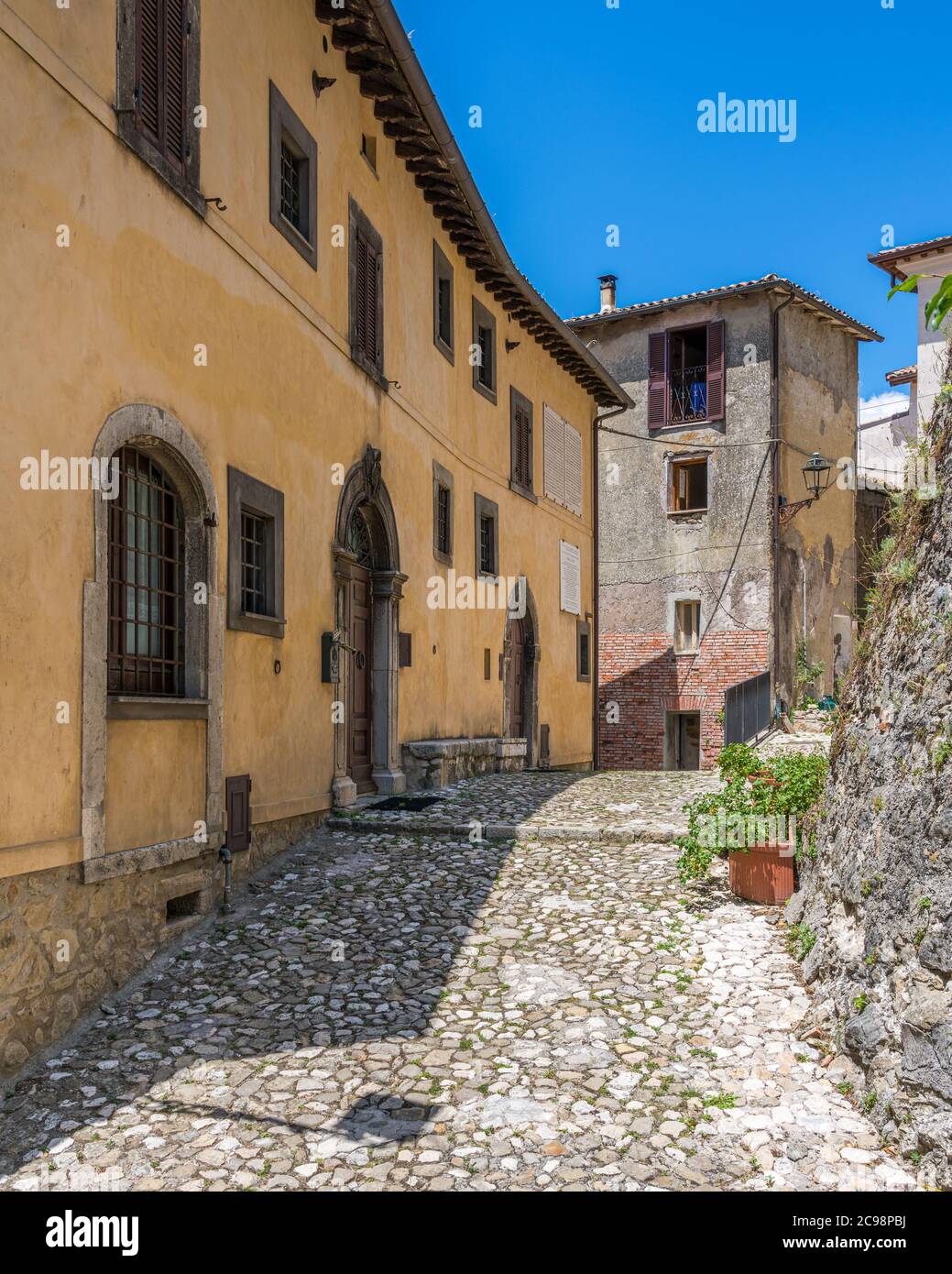 Collalto Sabino, schönes Dorf, das von einer mittelalterlichen Burg überblickt wird. Provinz Rieti, Latium, Italien. Stockfoto