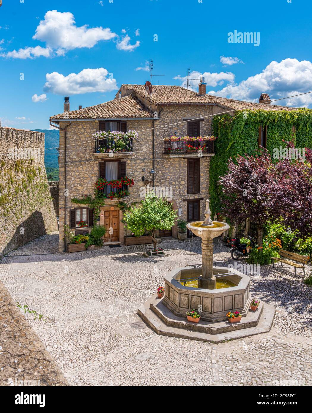 Collalto Sabino, schönes Dorf, das von einer mittelalterlichen Burg überblickt wird. Provinz Rieti, Latium, Italien. Stockfoto