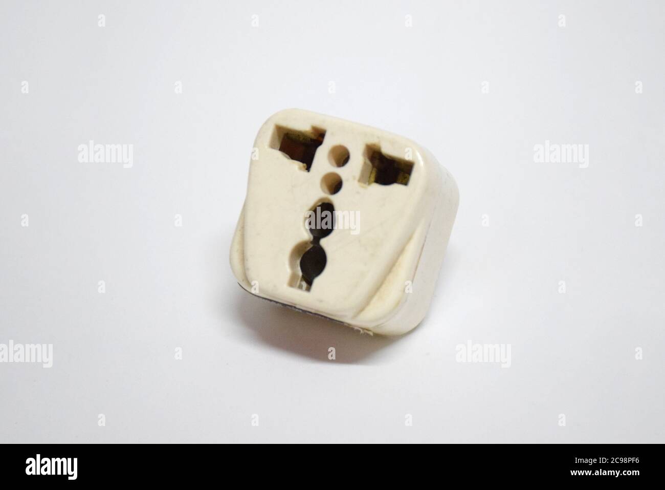 Adapterstecker auf weißem Hintergrund isoliert Stockfoto