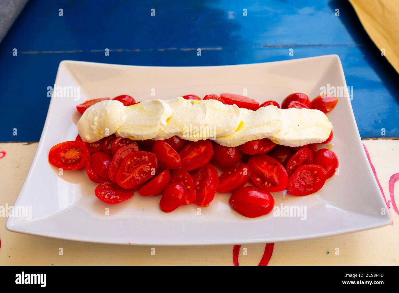 Caprese Salat in einem Restaurant im Fischerdorf Marzamemi, Sizilien Stockfoto