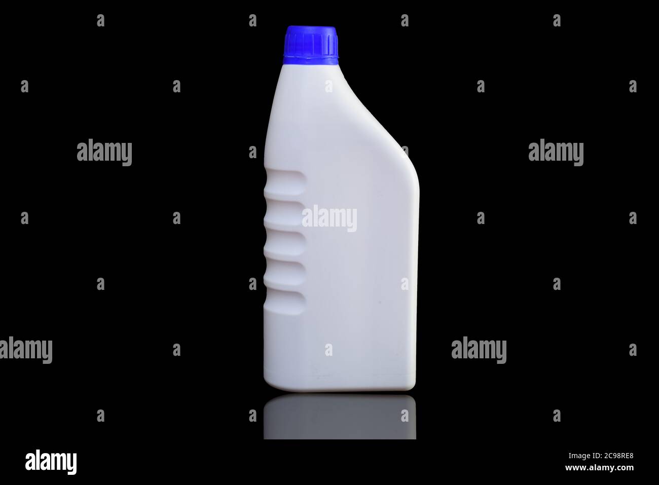 Motorölflasche auf schwarzem Hintergrund mit Abschneideweg Stockfoto