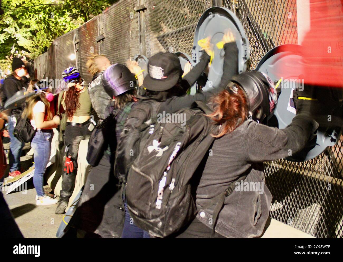 Portland, Oregon, USA. Juli 2020. Portland-Proteste: Kleine Gruppe von Protestierenden, viele identifizieren sich als Anarchisten, schlagen auf den Zaun, den die Feds errichtet haben, um sie vom Gerichtsgebäude fernzuhalten, schreien, ing 'FEDS GO homeâ Credit: Amy Katz/ZUMA Wire/Alamy Live News Stockfoto
