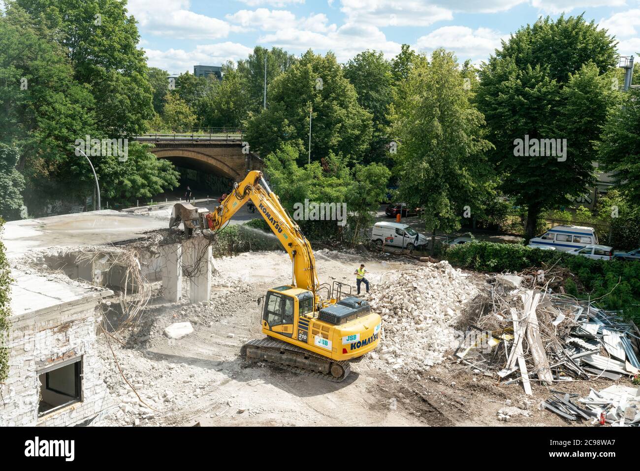 Berlin, Deutschland - 13. juli 2020: Eine Baustelle in Berlin mit einem gelben Bagger, der ein Haus abriss Stockfoto