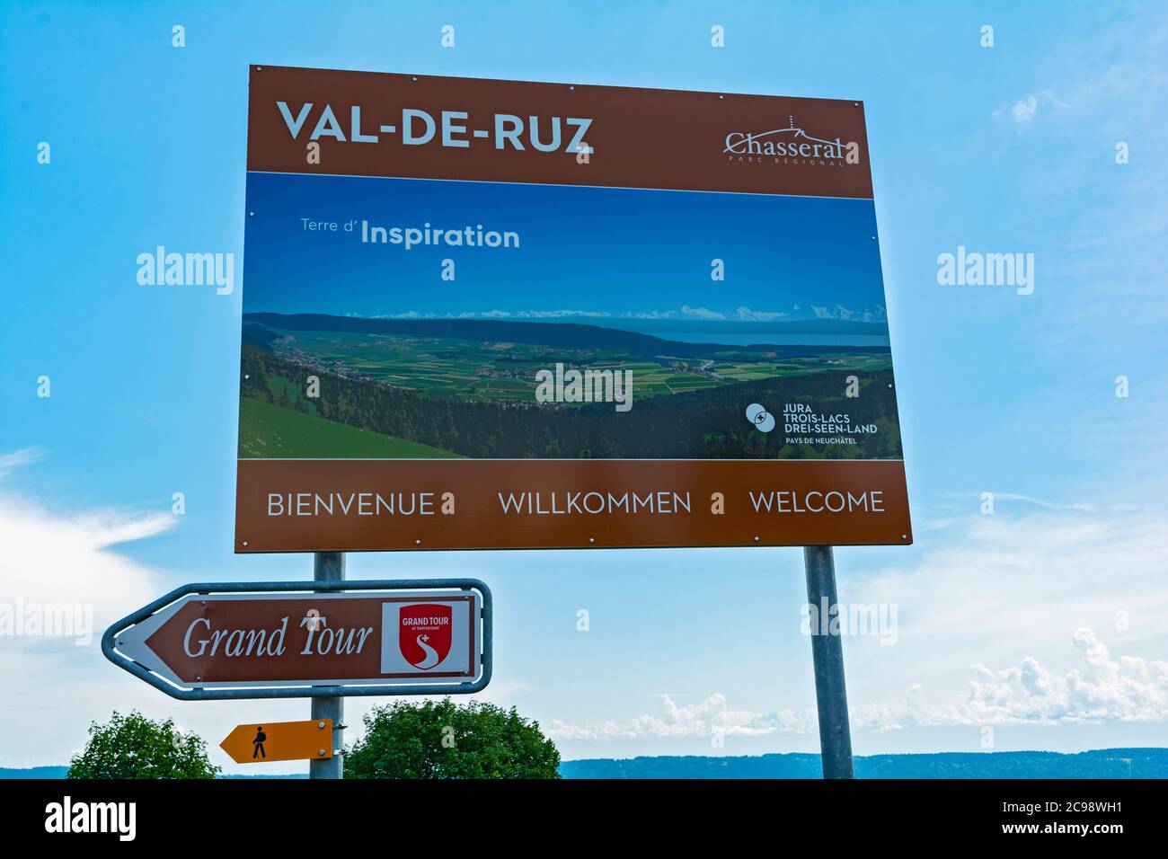 Schweiz, Vue des Alpes, Kanton Neuchatel, Val-de-Ruz Willkommensschild Stockfoto