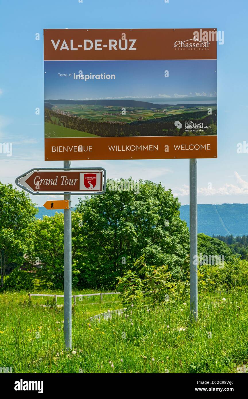 Schweiz, Vue des Alpes, Kanton Neuchatel, Val-de-Ruz Willkommensschild Stockfoto