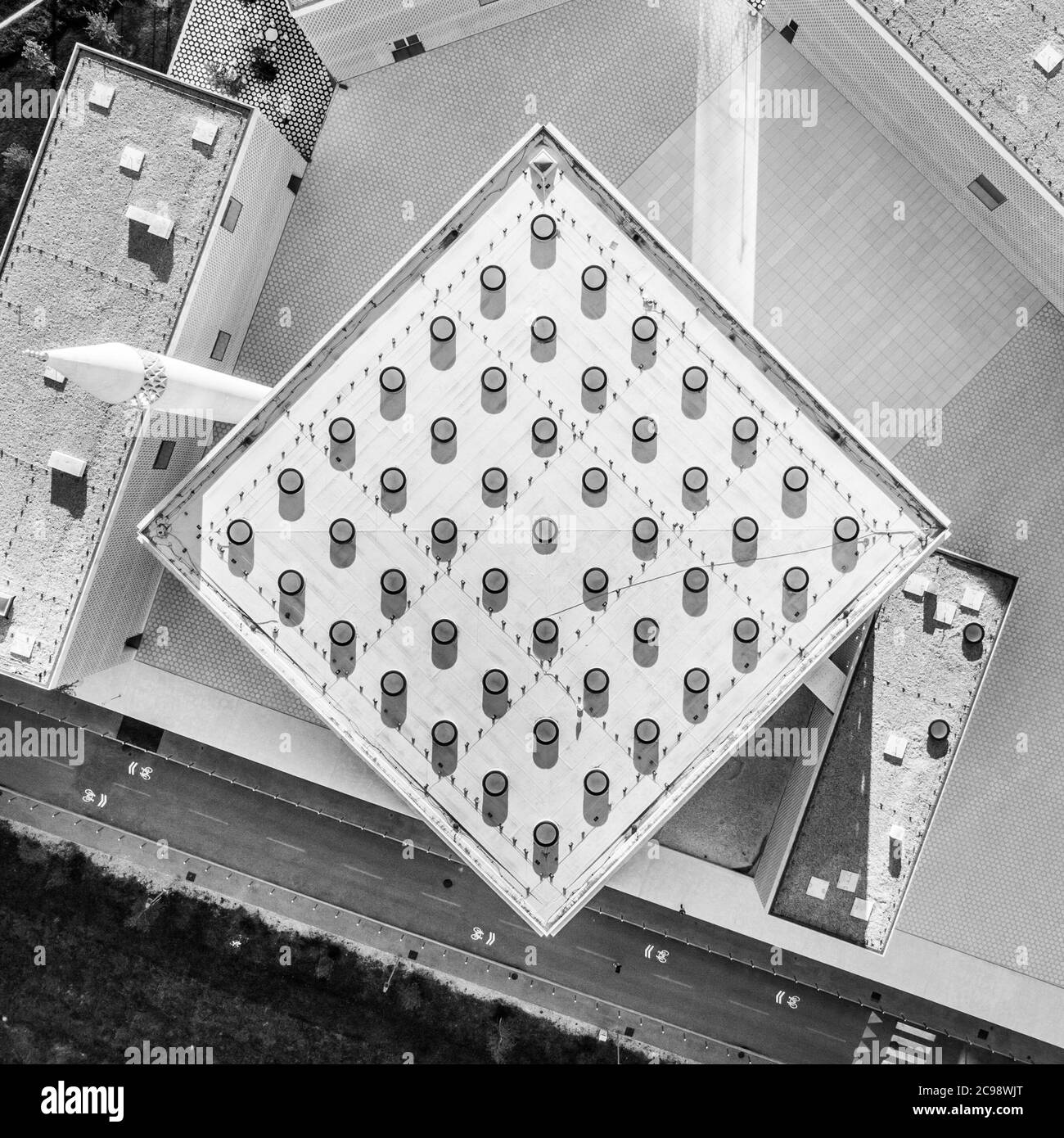Draufsicht auf moderne Archivarchitektur des islamischen religiösen Kulturzentrums in Ljubljana, Slowenien, Europa. Schwarzweiß-Bild Stockfoto