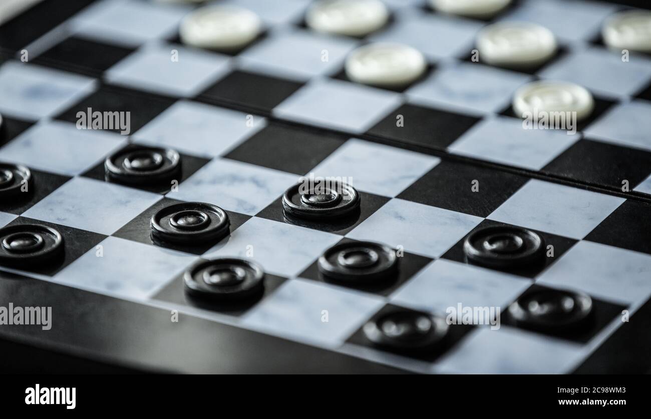 Brett mit Steinen. Nahaufnahme Bokeh Effekt weiß und schwarz Stockfoto