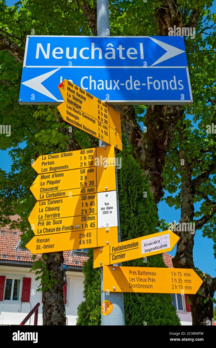 Schweiz, Vue des Alpes, Kanton Neuchatel, Straßen- und Wanderzeichen Stockfoto