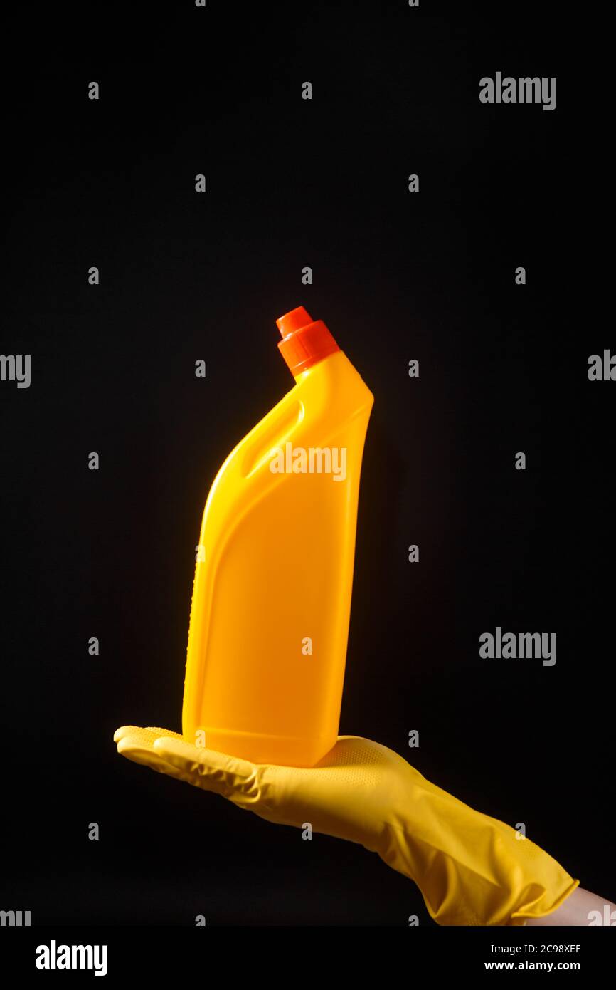 Reinigungsmittel, gelbe Toilette für Hände mit gelben Gummihandschuhen. Stockfoto