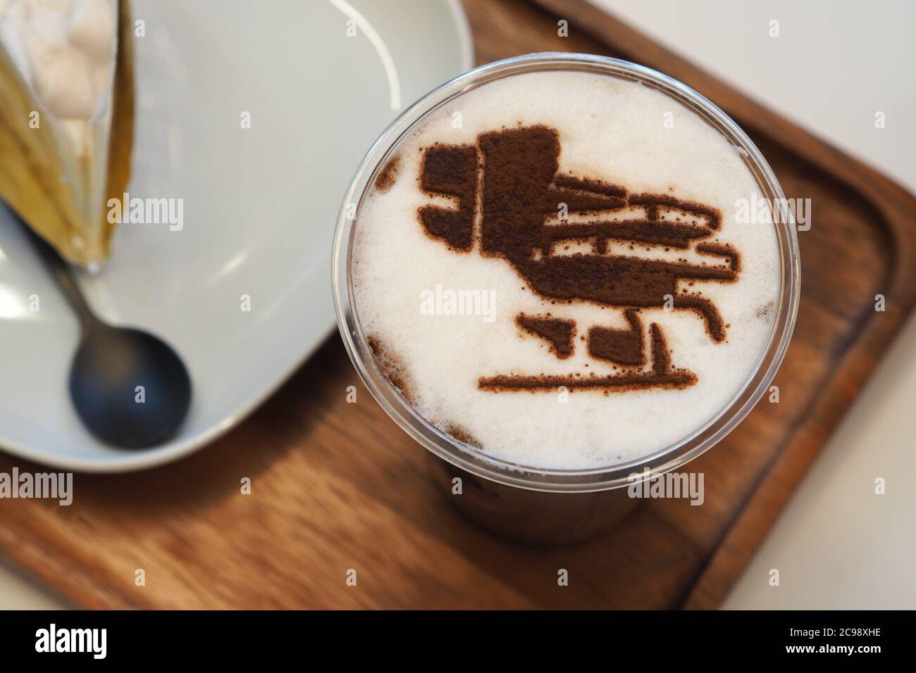 Mit Schokolade überzockener Iced Mocha Kaffee mit Vanillekuchen auf Holztablett Stockfoto